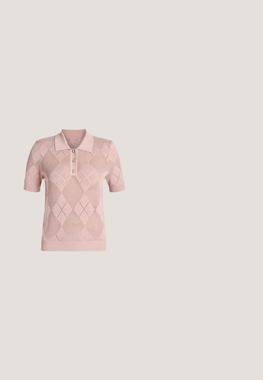 Lyserød kortærmet strikket polo skjorte med argyle mønster og tre dekorative knapper på knapstolpen.; Cremefarvede bukser med lige ben-design, der har frontfold-detaljer, to sidelommer og en mellemhøj talje.; Hvid spids tå slingback pumpe med lav stilet hæl og et gyldent dekorativt element på den forreste rem.; Kattøje-solbriller med transparente beige rammer og mørkebrune linser. Har diskrete hardware-detaljer på stængerne. Mat overflade.; Beige skuldertaske med perforeret blomstermønster, klaplukning, rektangulær form og justerbar rem.; Sølv bangle-armbånd med overlappende bånd, rhinsten og små runde dekorative detaljer, vist på en ensfarvet hvid baggrund.