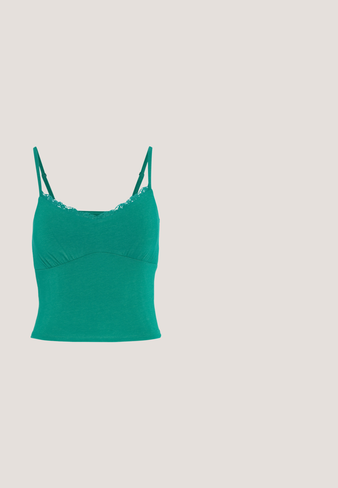 Hollister Co. BARE TRIM RUCHED BUST CUPS - Top - pepper green; Vero Moda VMDONNA - Vaqueros pitillo - light blue denim; Zapatillas Nike Air Max 90 blancas con parte superior de malla y cuero, que cuentan con una unidad de aire visible, combinadas con calcetines blancos con relieve y logotipo negro.; Gafas cuadradas de plástico transparente con lentes translúcidos, que cuentan con acentos dorados en las patillas para un detalle adicional.; Bolsa de hombro acolchada de color verde con una textura suave, forma rectangular, correa única y cierre de cremallera en tono dorado. Presenta un patrón acolchado.; Pendientes de aro de plata, forma circular, textura lisa y brillante, y ancho constante en toda su extensión. Diseño minimalista sin acentos adicionales.