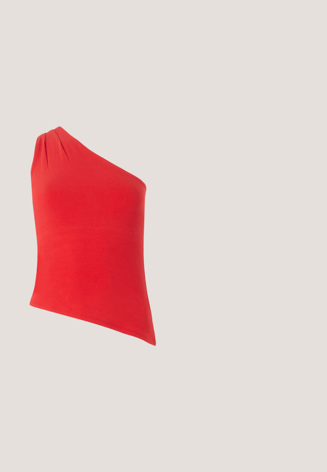 Rød top med én skulder lavet af glat stof. Har et samlet detalje på skulderen. Tætsiddende design med lige kant.; Mørkeblå jeans med brede ben, med forreste knap, lynlås og styling med fem lommer på en ensfarvet lys baggrund.; Sort laklæder slingback sko med spids tå og lav vinklet blokhæl på ensartet lys baggrund.; Sorte ovale solbriller med tynde arme og rødtonede linser, der ligger på en hvid overflade.; Sort læder skuldertaske med spænde på remmen, afrundede kanter og kontrasterende hvide syninger på en ensfarvet baggrund.; Tre sølv åbne hoop øreringe med glatte, afrundede designs på en ensfarvet lys baggrund, arrangeret i et trekantet mønster.
