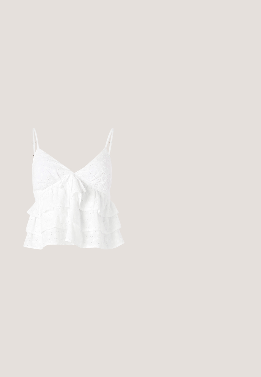 Witte mouwloze top met een V-hals, een strikdetail aan de voorkant en gelaagde ruches met oogjes borduursel overal.; Lange rok met gelaagde ontwerp, elastische tailleband met trekkoord, groen blad- en kleurrijke bloemprint op witte achtergrond.; Bruine suède sleehakken met een geweven beige achterkant, enkelbandje en gevlochten jute zool. Ronde neus en gevoerd interieur.; Bruine schildpadkleurige zonnebril met vierkante verloopglazen en gouden "ALDO"-logo op het montuur, geplaatst tegen een lichte achtergrond.; Geweven beige hobo tas met brede enkele handgreep en bruine leren riem met kleine vergulde sluiting op een neutrale achtergrond.; Gouden kettingarmband met gelijkmatig verdeelde ronde witte parels en een kleine ronde sluiting op een witte achtergrond.