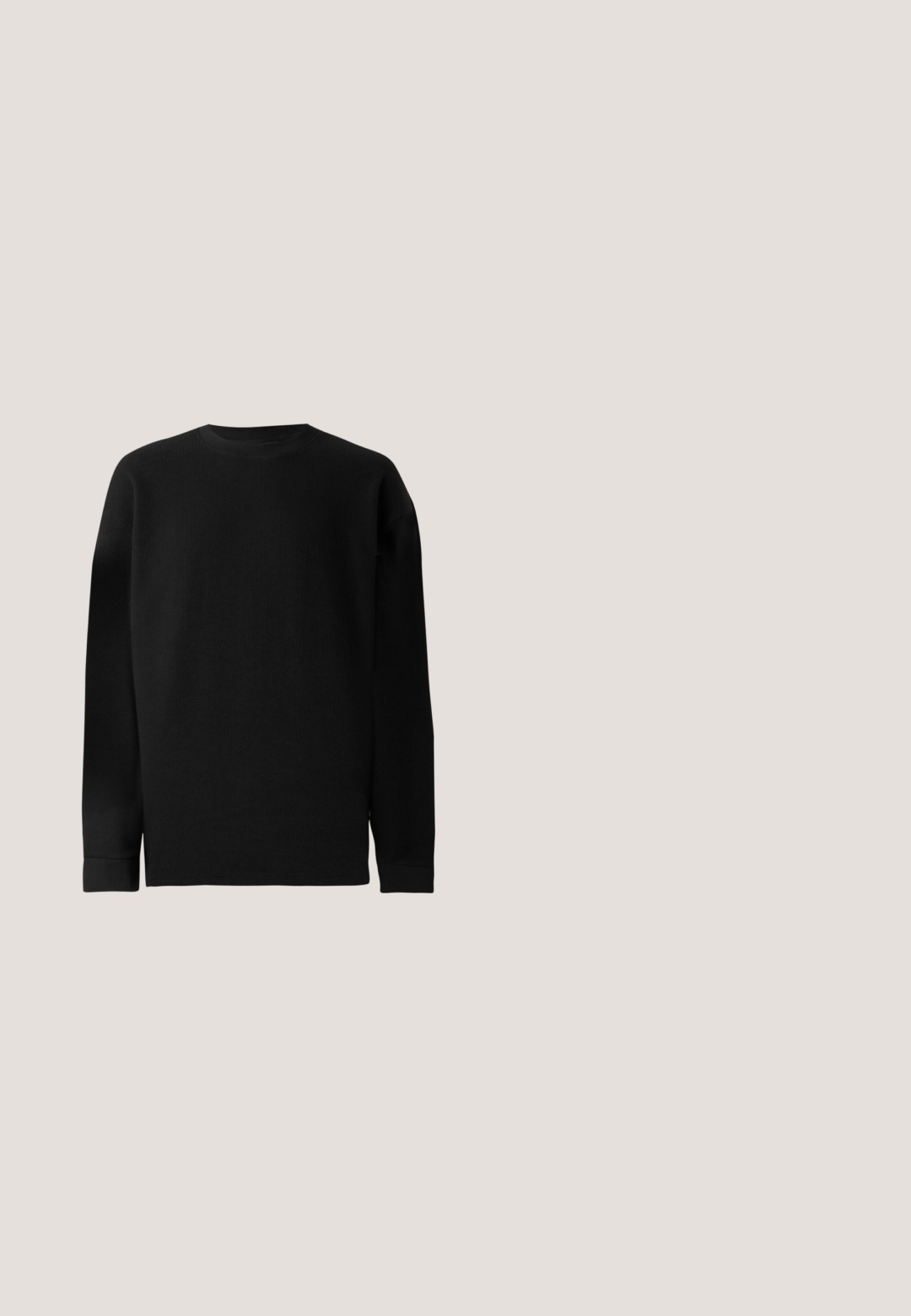 Sort langærmet sweater lavet af ribbet materiale. Har en rund halsudskæring og en lige kant forneden med tætsiddende manchetter. Enkel og ensfarvet design.; Sorte skræddersyede bukser med flad front, lige ben, bæltestropper og lynlås. Fremstillet af vævet stof med en glat tekstur.; Sort poleret læderloafer flydende over beige tæppe med orange gennemsigtigt møbel i baggrunden.; Sorte rektangulære solbriller med graduerede grønne linser og tynde sølvaccent på broen og skafterne på en hvid baggrund.; Sort læder crossover-taske med fladt design, tekstureret overflade, lynlås, forlomme og justerbar stofrem.; Sort læderbælte med en skinnende sølvfarvet metalspænde, glat tekstur og syninger langs kanterne. Har en løkke til at sikre bæltets ende.