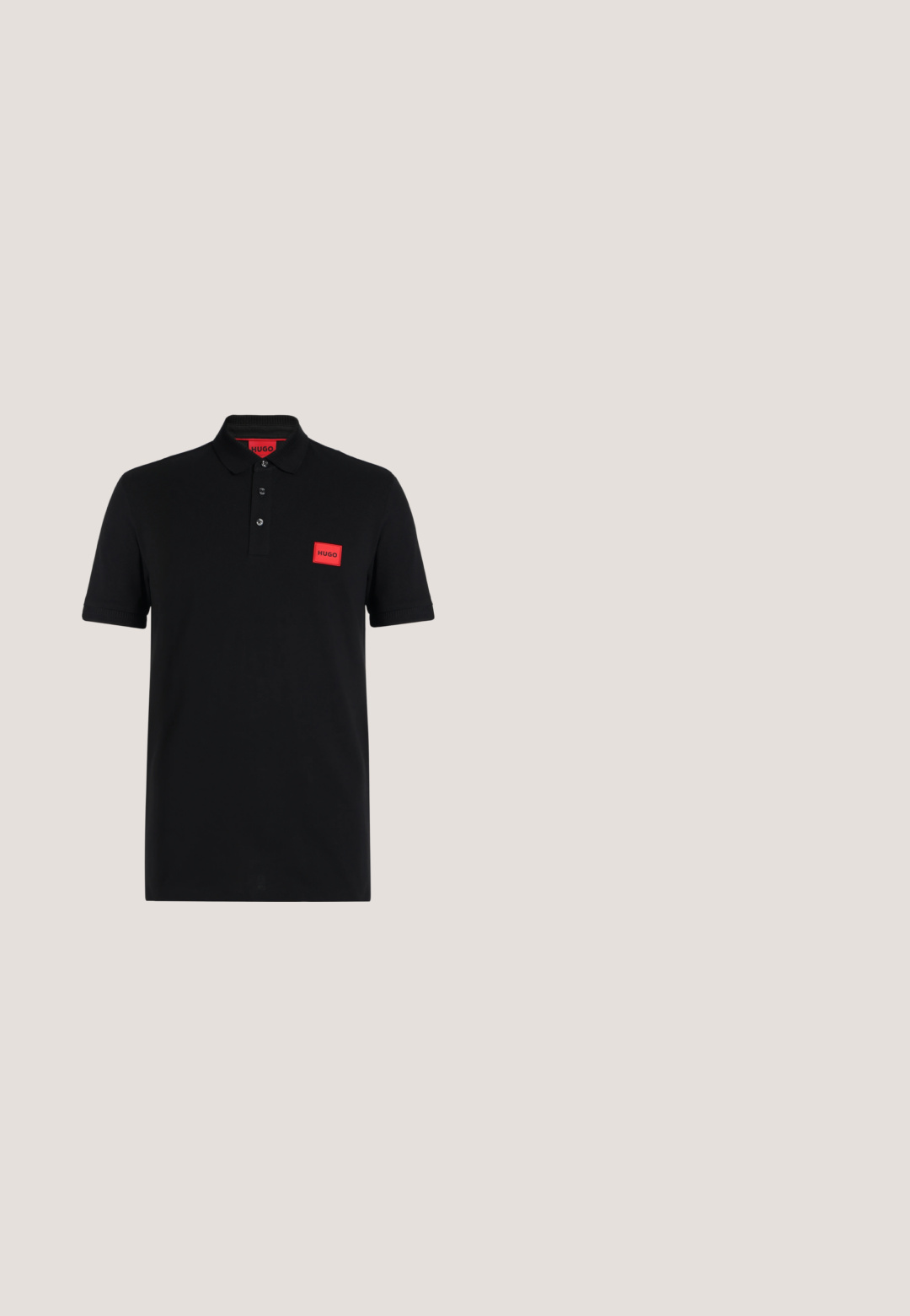 Schwarzes Poloshirt mit kurzen Ärmeln, einer Drei-Knopf-Leiste und rotem rechteckigem Hugo-Logo auf der linken Brustseite und innen am Kragen.; Schwarze Slim-Fit-Hosen aus einem Baumwollgemisch, mit einem normalen Bund, Gürtelschlaufen sowie Vorder- und Gesäßtaschen.; Marineblaue Ledersneaker mit glatter Oberfläche, flacher weißer Gummisohle, runder Zehenpartie und sechs marineblauen Schnürsenkeln, die durch runde Ösen gefädelt sind.; Schwarzer strukturierter Leder-Rucksack mit zwei vorderen Reißverschlusstaschen und Tragegriff oben, mit einem kleinen Calvin Klein Logo-Patch an der unteren Tasche.; Polierter silberner Ring in quadratischer Form mit glattem, dickem Band und flacher Oberseite, der Licht auf weißem Hintergrund reflektiert.; Schwarzer Leder-Gürtel mit einer polierten silbernen Schnalle, auf der der Markenname eingeprägt ist. Glatte Textur und klassisches Design mit geradem Ende.