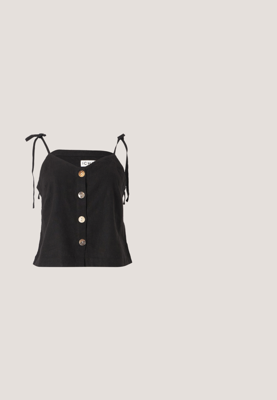 Zwarte linnen cami met een V-hals, verstelbare strikbanden en vijf opvallende knopen in verschillende materialen aan de voorkant.; Zwarte katoenen shorts met een strikgordel in de taille, plooien aan de voorkant en zijzakken. Gladde textuur en casual ontwerp.; Beige geweven platform sandaal met dikke blokhak, bruine afwerking, enkelbandje met gesp en decoratieve strik op het voorste bandje.; Tortoiseshell oversized zonnebril met een verloop van bruine lenzen, een afgeronde vierkante vorm en een metallic logo op de arm.; Ted Baker COLLAPSIBLE LARGE - Shopper - natural; Zes paar oorbellen met goudkleurige afwerking en zee-thema bedeltjes, waaronder parels, schelpen, zeesterren en kreeften, gerangschikt op een witte achtergrond.