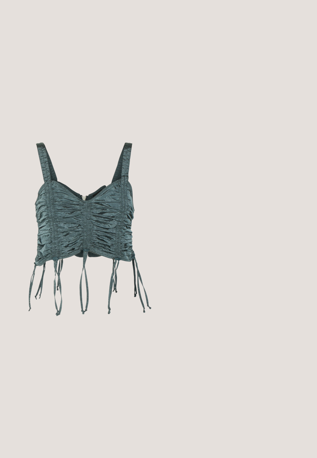 iets frans... IF TECH RUCHED VEST - Top - blue; BDG Urban Outfitters Džínsy voľného strihu - white; Tenisky Nike P-6000 s vrchným materiálom z jemnej šedej sieťoviny, čiernymi akcentmi a odolnou čiernou gumovou podrážkou. Obsahujú jemný dizajn a systém šnurovania.; Čierne slnečné okuliare s šedými sklami, so sieťovým vzorom malých kovových kamienkov pozdĺž rámov. Hladký povrch, ostrý dizajn.; Čierna kabelka s mriežkovým exteriérom, tkanou rukoväťou a dekoratívnym šnurovaním. Obsahuje odnímateľný popruh a kontrastné kovové akcenty.; Strieborné kruhové náušnice s príveskom v tvare kríža a srdca. Hladký, lesklý povrch s lešteným dokončením. Každý prívesok visí na bezpečnej slučke.