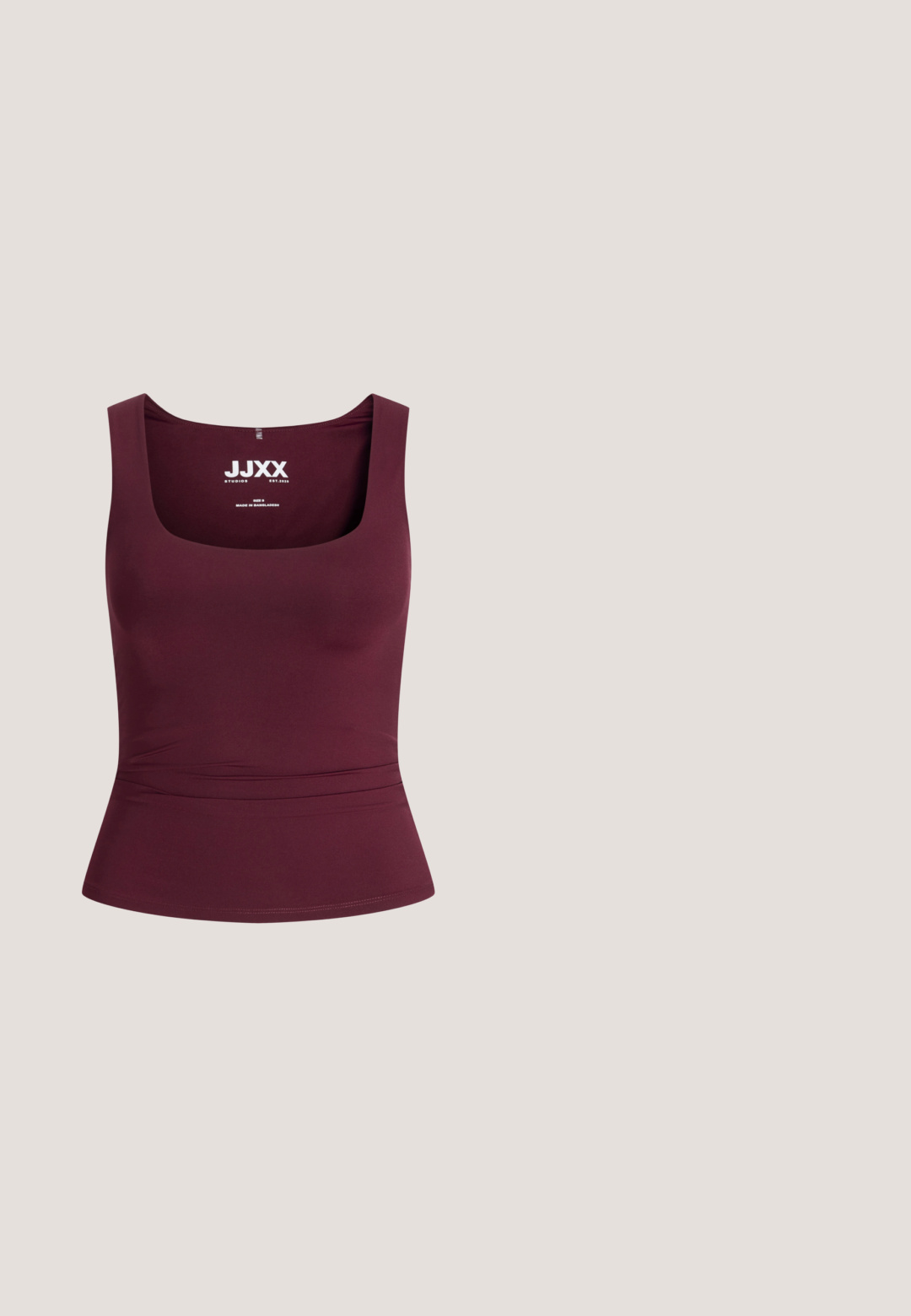 Ærmeløs tætsiddende burgundy top med firkantet udskæring og subtil taljesøm, mærket størrelse 8, fremstillet i Bangladesh af JJXX Studios.; Sort skater nederdel lavet af blødt stof, med en tætsiddende talje, plisseringer foran og en vidde, knælang kant.; Sort højtop sneakers lavet af canvas, med hvide syninger, gummitåhætte, tyk hvid platformssål og sorte stribe detaljer.; Sorte solbriller med ovalt stel, mørketonede linser, slanke stænger og diskret mærkenavn på indersiden af venstre brilleglas.; Sort rektangulær skuldertaske med en enkelt justerbar rem og lynlås i toppen på en ensfarvet baggrund.; Sølvkædehalskæde med ovale led, hver med en rød cirkulær sten i midten, arrangeret i et symmetrisk mønster.