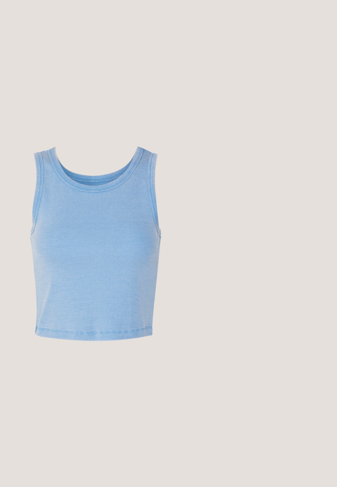 Hellblaues, geripptes Tanktop mit Rundhalsausschnitt und ärmellosem Design; verfügt über eine figurbetonte Silhouette und einen sauberen Saum.; Helle blaue weit geschnittene Hose aus einem strukturierten Stoff. Verfügt über einen elastischen Bund und einen lockeren Schnitt, der elegant fällt.; Helle rosa Clogs aus Gummi, mit Belüftungslöchern, einer konturierten Form und einer strukturierten Sohle für Halt. Getragen mit hellbeigen Hosen.; Pink transparente Sonnenbrille mit ovalen Gläsern, dunkler roter Tönung und schlanken Bügeln, ausgestattet mit einer glatten Oberfläche und dezenten Details am Rahmen.; Weiße Stofftasche mit Spitzenblumenstickerei und einem gerafften oberen Griff, gezeigt vor einem schlichten hellen Hintergrund.; Silberne Creolen mit einer welligen, unregelmäßigen Textur. Besitzen eine dünne, kreisförmige Form und eine reflektierende Oberfläche.