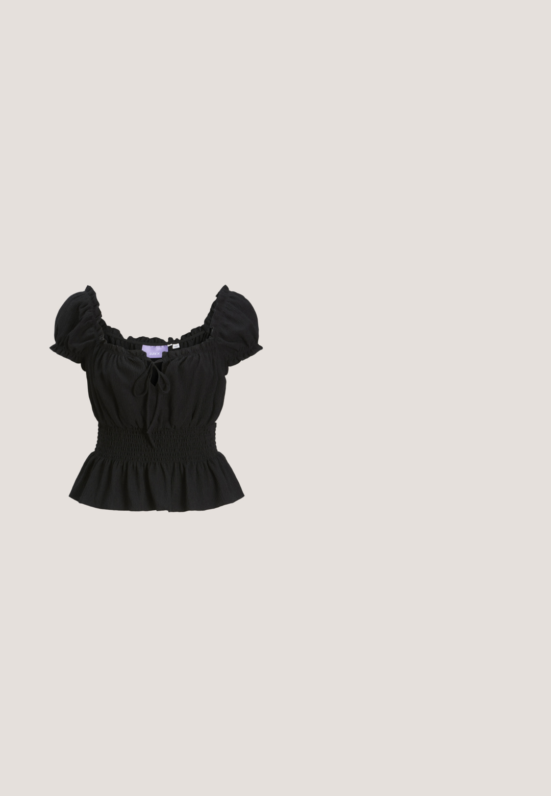 Schwarze strukturierte Bluse mit kurzen Puffärmeln, gerafftem Taillenbund und Rüschensaum. Verfügt über ein Bindeband vorne und besteht aus leichtem Stoff.; Weiße Cargo-Hosen mit geradem Bein, seitlichen Taschen, Knopfverschluss und sichtbaren Nähdetails. Glattes, strapazierfähiges Material.; Schwarze Leder-Slingback-Pumps mit spitzem Zehenbereich, schmalem Vorderband und Blockabsatz. Glatte Oberfläche mit goldenen Akzentdetails.; Schwarze rechteckige Sonnenbrille mit dunklen Gläsern, dünnen goldenen Metallelementen an den Bügeln und einem glatten Kunststoffrahmen mit abgerundeten Ecken.; Schwarze Lederhandtasche mit zwei verlängerten Griffen, Reißverschluss und runder Form; glatte Textur mit subtiler glänzender Oberfläche.; Goldfarbene Kettenkette mit sechs unregelmäßigen, gehämmerten ovalen und runden Metallplatten, die miteinander verbunden sind und einen verstellbaren Verschluss haben.