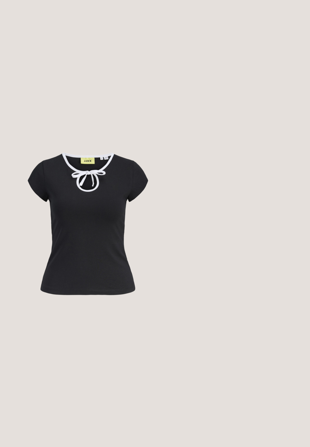 Sort kortærmet T-shirt i blødt stof med rund halsudskæring, hvid kant og en central sløjfedetalje ved halsen. Størrelse small.; Bredde ben jeans i sort denim med høj talje, fem-lomme design og subtilt falmet tekstur. Forstærket syning ved sømmene.; Sorte knælange støvler i glat læder, med en tyk platform og blokhæle, samt stikninger langs kanterne.; Sorte solbriller med rektangulært stel, mørke linser, glat plastmateriale og en metalaccent på templet.; Lille sort blank håndtaske med to lange håndtag og snøre-detaljer i siden på en ensfarvet lys baggrund.; Sølvfarvede metaloorringe med glat, let buet overflade og låsemekanisme på en ensfarvet hvid baggrund.