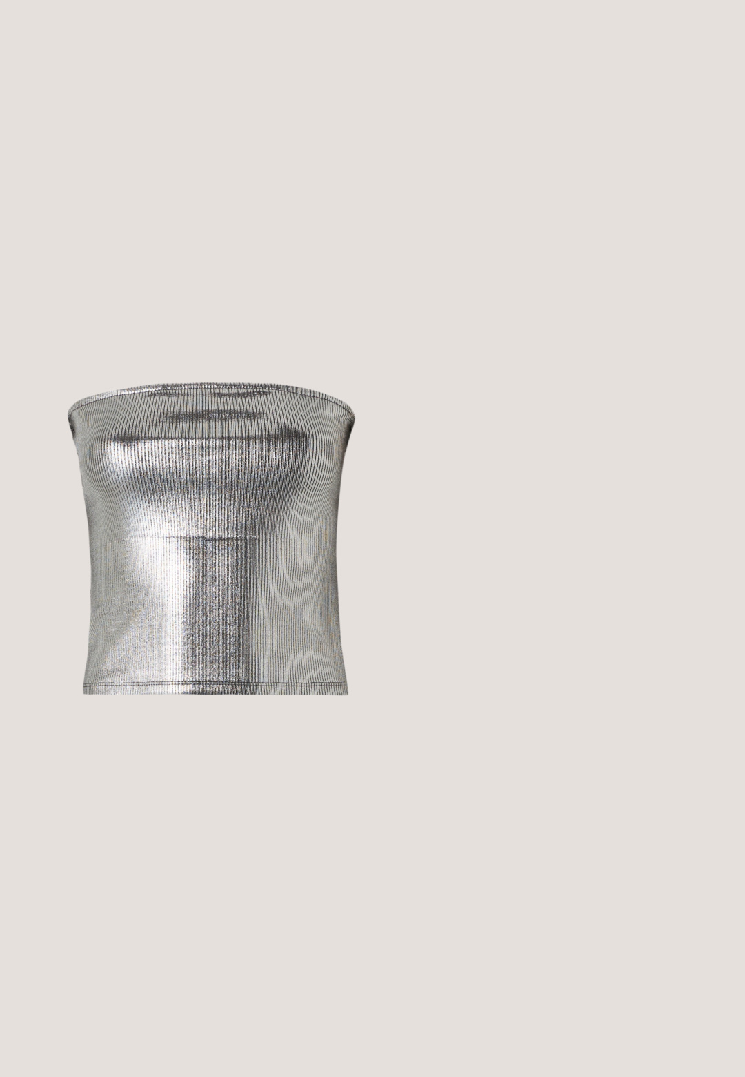 Top strapless plateado hecho de tela metálica acanalada. Presenta una textura suave y un diseño ajustado con un dobladillo recto.; Even&Odd Shorts - silver; Sandal de tacón alto plateado con un diseño escultórico, acabado metálico suave y un detalle único de correa retorcida en la parte frontal.; Even&Odd Gafas de sol - black; Bolso metálico plateado con detalle de cordones, que presenta un diseño elegante y una correa corta. El bolso está sostenido con las manos, mostrando su textura.; Vanzetti Cinturón de cintura - silver-coloured