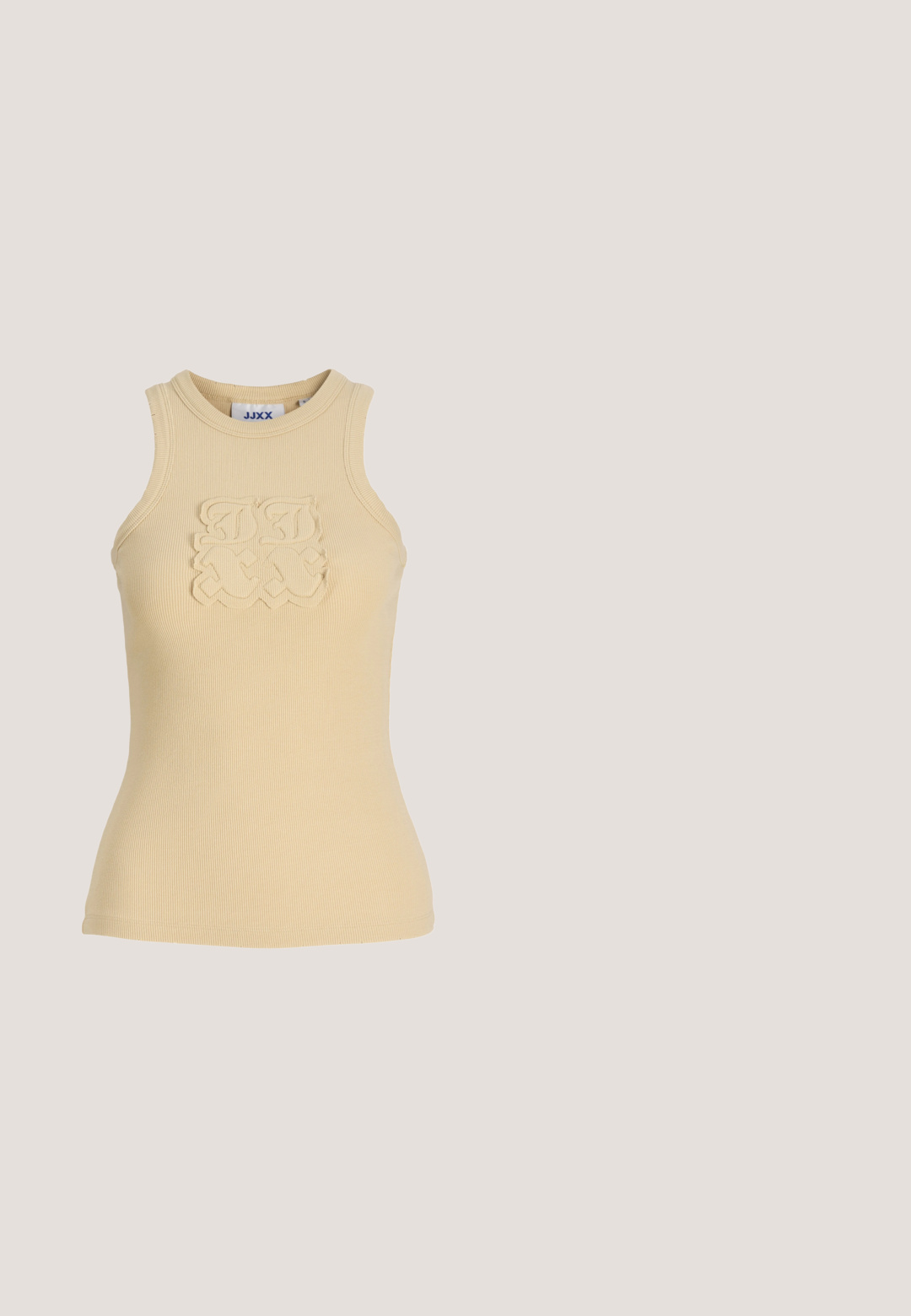 Beige ribbet ærmeløs top med hævet, sammenflettet dekorativt mønster på brystet og rund halsudskæring.; Beige indpakningsskørter lavet af bomuld, med lagdelt design, frynset kant og sidebånd til justerbar pasform. Glat tekstur hele vejen igennem.; Beige patenterede læder slingback hæle med spidse tæer og en dekorativ sløjfe på vampen. Inkluderer en lav, slank hæl og en glat tekstur.; Firkantede solbriller med guldramme i metal og mørke tonede glas, der har sorte plastiktupper på stængerne mod en hvid baggrund.; Kompakt crossbody-taske i sort læder med gyldent lynlås, lille topstrop, aftagelig rem og sort blomsterformet vedhæng på frontlommen.; Øreringe i guldbelagt metal med blomsterdesigns og lilla, gule samt klare krystaller. Tre forskellige stykker med varierende former og størrelser.