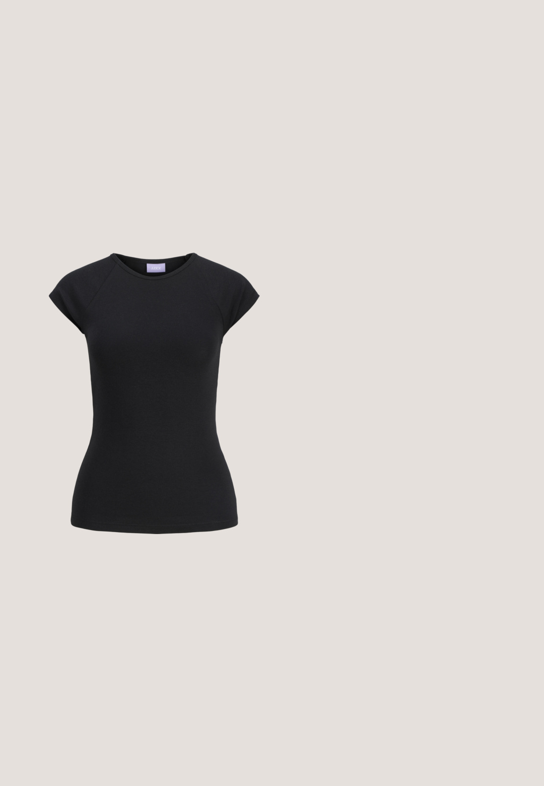 Sort tætsiddende T-shirt med korte ærmer, rund udskæring og lilla mærke med brandnavn indvendigt i kraven.; Sorte bomulds shorts med et tætsiddende design og elastisk talje. Glat tekstur, længde til midt på låret, og uden synlige mønstre eller accenter.; Sorte læder slingback hæl med spids tå, tekstureret rem med cirkulære metalliske accenter, og en stablet blokhæl.; Sorte rektangulære briller med klare linser, der har afrundede kanter og sideaccenter, med en blank finish på stellet og arme.; Sort rektangulær håndtaske med tynd skulderrem og lynlåslukning, sat mod en enkel hvid baggrund.; Sølv øreringe i hoop-stil med et bølget, tekstureret design. Hver ørering har en poleret overflade og en sømløs lukning.