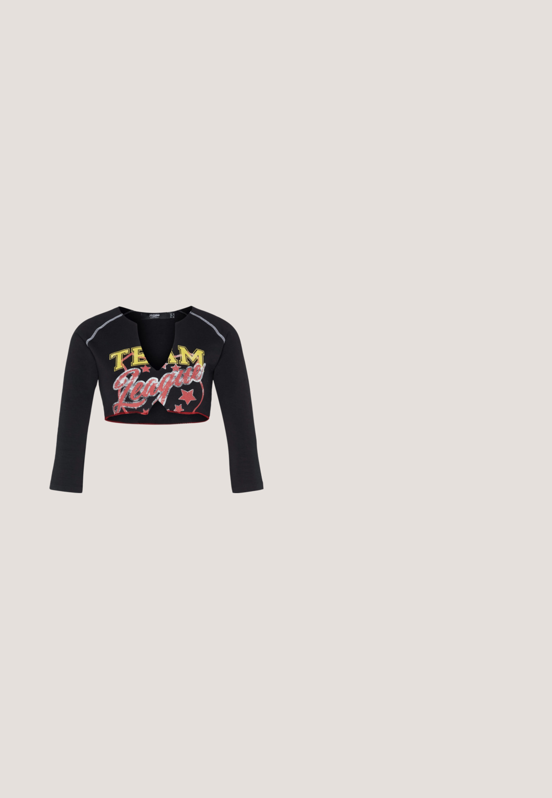 Jaded London CROPPED RAGLAN WITH CONTRAST STITCH & PLACEMENT SCREEN PRINT - Longsleeve - mehrfarbig; Zwarte denim broek met wijde pijpen, voorzien van drie witte strepen aan elke zijkant en een klein wit logo. Heeft voorzakken en een knoopsluiting.; Witte chunky sneakers met een textuur bovenkant, gevoerde kraag en dikke, gegroefde zool. Voorzien van contrasterende zwarte veters en merkaanduiding.; Ovale brillen met een metallic zilveren montuur, heldere glazen en getextureerde kraalaccenten op de tempels. Lichtgewicht ontwerp met gebogen armen.; Zwarte laarzen van patentleer met een gebogen vorm, een enkele handgreep en een ronde bodem. Beschikt over een subtiele logodetail aan de voorkant.; Zilveren ketting met kleine rechthoekige metalen accenten die gelijkmatig verdeeld zijn, en een verstelbare sluiting op een witte achtergrond.