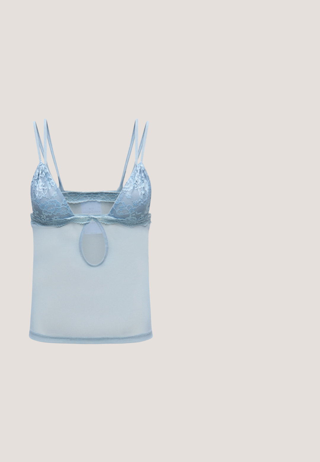 Bralette de encaje azul claro con doble tirante delgado en los hombros y tela de malla debajo del busto, con un pequeño corte ovalado en el centro.; Jeans de pierna ancha color azul claro en tela de mezclilla, con un lavado desgastado, cinco bolsillos y un cierre de botón con pasadores para cinturón.; Zapatilla blanca y robusta con suela gruesa, cordones delanteros, cuello acolchado y lengüeta en el talón.; Gafas de sol negras rectangulares con lentes oscuros y montura gruesa mate. Las varillas son ligeramente cónicas con una textura suave.; Bolso de mano metálico plateado con un acabado suave y brillante. Presenta una solapa frontal, un pequeño acento de hebilla y una delgada correa de hombro ajustable.; Collar de cadena plateada de múltiples hilos con un detalle central de nudo y un cierre ajustable con extensión, sobre un fondo liso y claro.