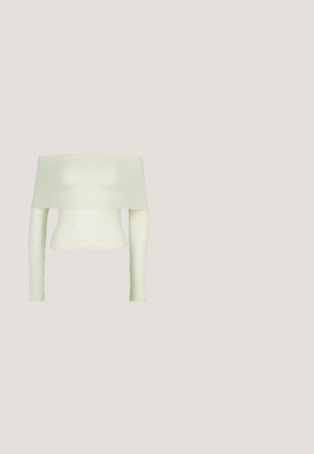 Off-the-shoulder μπλούζα σε ανοιχτό πράσινο χρώμα, με υφή από πτυχώσεις, μακριά μανίκια και εφαρμοστή γραμμή, δημιουργώντας μια δομημένη σιλουέτα.; Φαρδιές παντελόνες τζιν σε χακί χρώμα με κατακόρυφες λευκές ρίγες; κατασκευασμένες από υφαντό βαμβακερό ύφασμα; πέντε τσέπες και κουμπί στο κλείσιμο της μέσης.; Μαύρο μποτάκι αστράγαλου σε λείο συνθετικό υλικό με χοντρή σόλα. Διαθέτει διακοσμητικά λουριά με μεταλλικές λεπτομέρειες και στρογγυλή μύτη.; Οβάλ γυαλιά με μεταλλικό ασημί σκελετό, διαφανείς φακούς και ανάγλυφες περλίτσες στις βραχίονες. Ελαφριά σχεδίαση με καμπύλα άκρα.; Ασημί μεταλλική τσάντα χειρός σε τριγωνικό σχήμα, με λείο υφή και λεπτό, ρυθμιζόμενο λουρί. Διαθέτει σχέδιο που διπλώνει με ραφές.; Ασημένια σκουλαρίκια κρίκοι με τρεις στρωτές ημικυκλικές ζώνες, μία διακοσμημένη με μικρά διάφανα κρύσταλλα σε ανοιχτό φόντο.