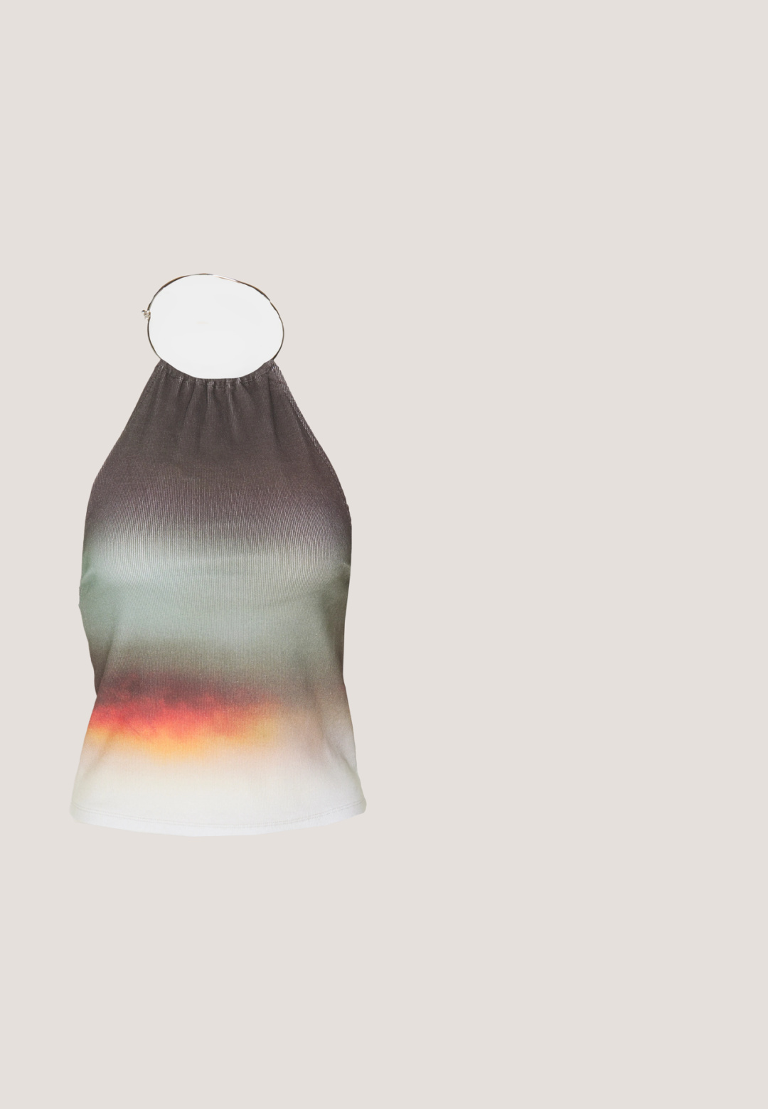 Top de cuello halter en tejido degradado, que va de gris oscuro a verde, terminando en naranja. Presenta un escote fruncido y detalle de anillo metálico.; Falda de mezclilla negra con cremallera frontal, dos bolsillos laterales, diseño de longitud media y un ligero desgaste. Presenta un corte recto y bordes dobladillos.; Botas vaqueras de cuero negro con puntera puntiaguda, costuras visibles, detalles de tachuelas plateadas y cierre de cremallera en el lado interior.; Gafas cuadradas de plástico transparente con lentes translúcidos, que cuentan con acentos dorados en las patillas para un detalle adicional.; Bolso de mano de cuero negro con forma curva, adornado con tachuelas plateadas, cuenta con cierre de cremallera y una sola correa ajustable.; Pendientes de aro de plata con un acabado suave y brillante. Forma circular, con un cierre seguro. Diseño sencillo y elegante.