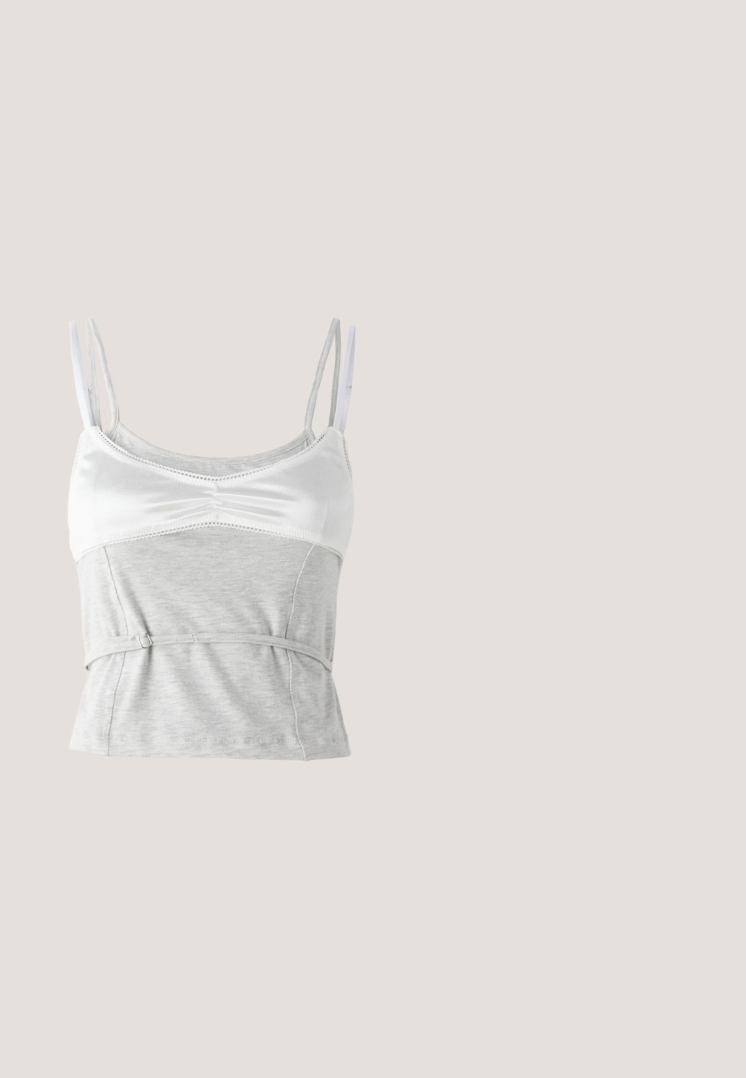 Camisole gris et blanc avec des bretelles réglables, présentant une section supérieur en satin et une section inférieure en coton texturé gris, cintrée à la taille.; Jean en denim bleu clair à taille haute, poches avant et jambes larges évasées, posé à plat sur un fond blanc.; Baskets blanches chunky en cuir et mesh, dotées d'une semelle épaisse, d'un bout arrondi et de lacets décoratifs. Accents légèrement texturés.; Une paire de lunettes de soleil rectangulaires avec des montures translucides bleu clair et des verres gris foncé, présentant des branches droites et des détails matériels minimaux.; Sac à main argenté avec un motif texturé de formes géométriques et de cercles, doté d'une poignée arrondie et d'une bandoulière amovible.; Collier en argent avec une série de pierres rondes et transparentes, disposées côte à côte avec un fermoir à homard.