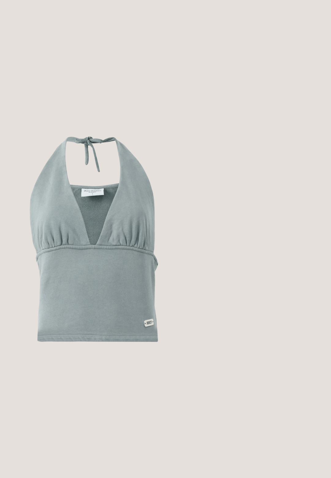 Crop top à col halter en gris doux, fabriqué en tissu doux, avec un bustier froncé, des détails en maille et une petite étiquette logo en bas.; Jean en denim bleu clair avec fines rayures verticales discrètes, bouton et fermeture éclair à l'avant, et jambes légèrement évasées.; Baskets blanches épaisses avec une semelle texturée épaisse, des breloques argentées en forme d'étoile et de papillon sur les lacets, et des clous argentés sur la languette du talon.; Une paire de lunettes de soleil rectangulaires avec des montures translucides bleu clair et des verres gris foncé, présentant des branches droites et des détails matériels minimaux.; Sac à main à perles noires avec une silhouette courbée, une poignée de transport et une texture brillante. Porté avec des chaussures à talons hauts noires et un short noir ajusté.; Collier chaîne en argent avec de petits accents métalliques rectangulaires espacés uniformément et un fermoir réglable sur fond blanc.