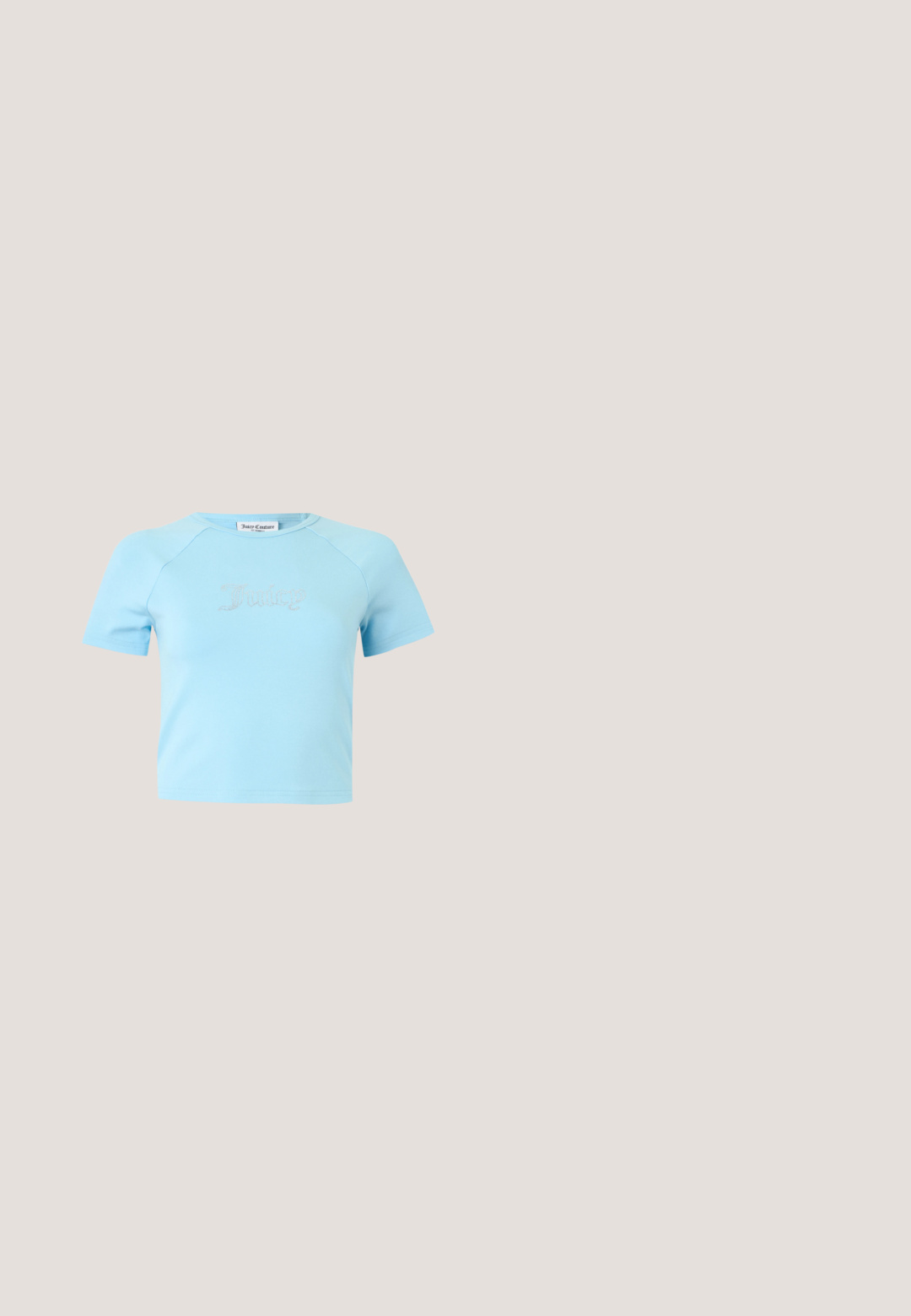 Svetlomodrý krátky crop top s krátkymi rukávmi a okrúhlym výstrihom, s nápisom „Juicy" z kryštálikov uprostred na hrudi.; Čierne nohavice s vysokým pásom a rozšírenými nohavicami, s predným gombíkom, pútkami na opasok a piatimi vreckami, na bielom pozadí.; Biele kožené tenisky s masívnou podrážkou, viazaním a decentným brandingom. Majú hladký povrch a okrúhlu špičku.; Párik obdĺžnikových slnečných okuliarov s svetlomodrými priehľadnými rámami a tmavosivými sklami, s rovnými stranami a minimálnymi hardvérovými detailmi.; Čierna lakovaná kožená kabelka s oblým tvarom, s jedným ramenným popruhom, zipsovým uzáverom a ozdobným metalickým logom. Hladká textúra.; Jemný zlatý náhrdelník s malým modrým príveskom v tvare motýľa s čiernymi a bielymi detailmi na krídlach.