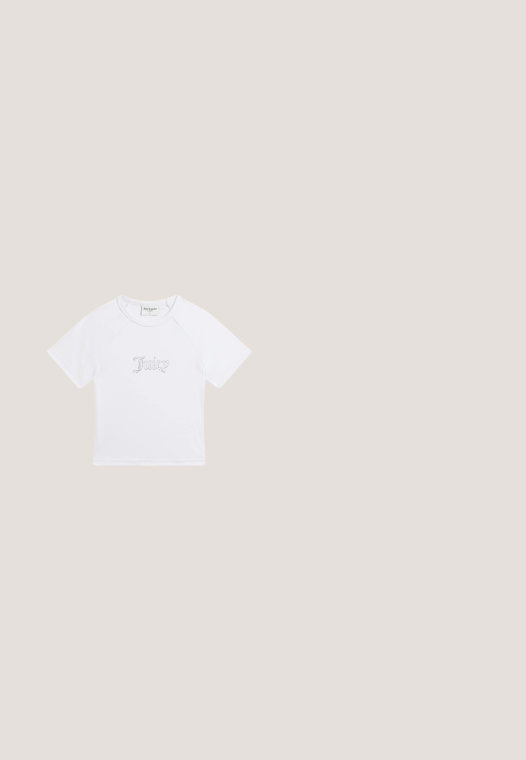Weißes kurzärmeliges, bauchfreies T-Shirt mit "Juicy" aus Strasssteinen mittig auf der Vorderseite und rundem Ausschnitt.; Hellblaue weit geschnittene Jeans aus Denim-Stoff mit einer ausgewaschenen Optik, fünf Taschen und einem Knopfverschluss mit Gürtelschlaufen.; Weißer klobiger Sneaker mit dicker Sohle, Schnürsenkeln vorne und Kettendetail mit hängenden Perlen an der Ferse.; Schwarze ovale Sonnenbrille mit dünnem Gestell und kleinen goldenen Punkten nahe den Scharnieren, mit leicht getönten Gläsern.; Kleine silberne Schultertasche mit einem dünnen Riemen und einer vorderen Klappe, die mit einem Metallverschluss gesichert ist.; Silberne Halskette mit mehreren Kettensträngen, einem zentralen Knotendetail und verstellbarer Verlängerung mit Verschluss vor schlichtem, hellem Hintergrund.