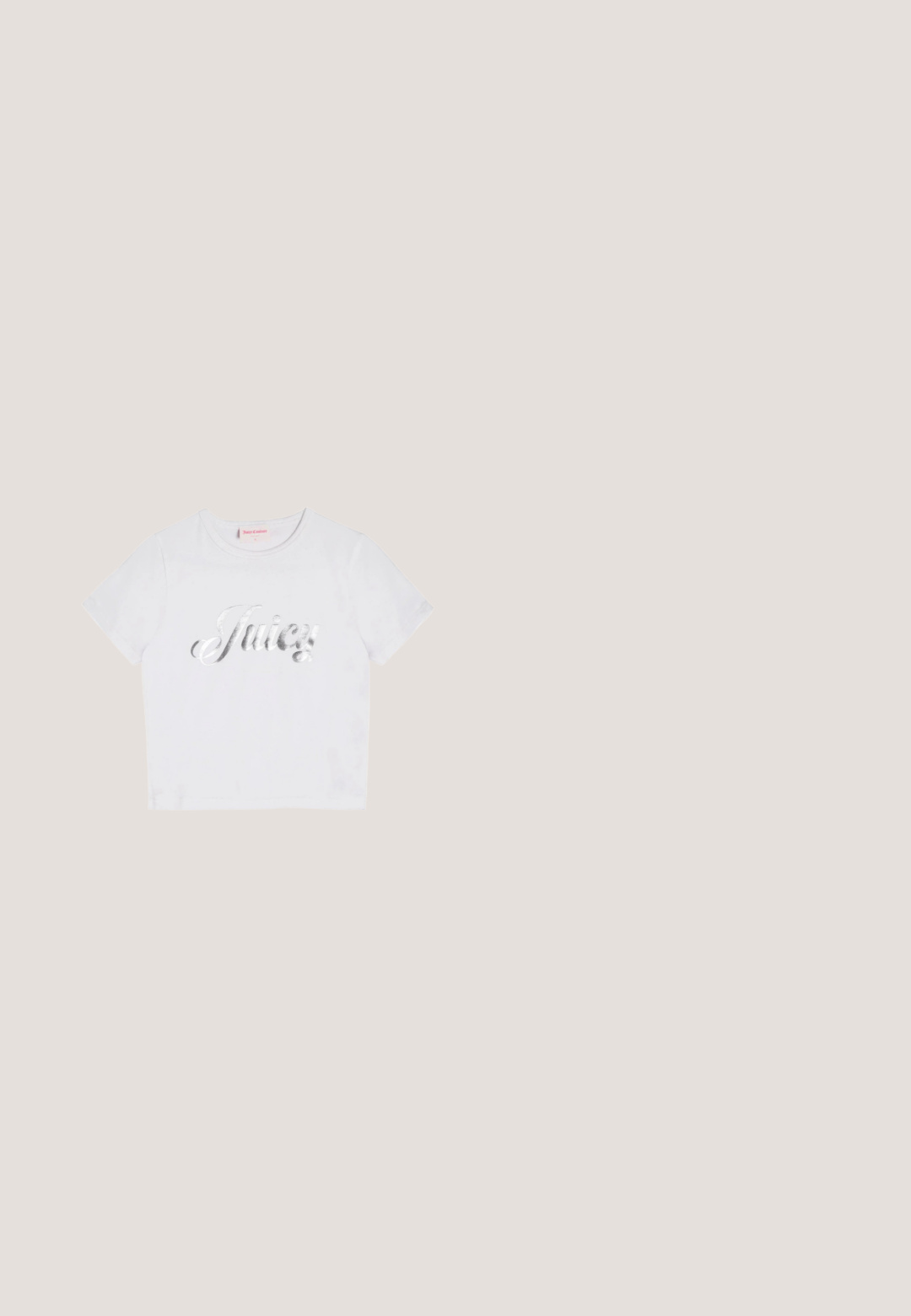 Hvid bomuld t-shirt med korte ærmer, der har en skinnende sølv "Juicy" logo i kursiv over forsiden. Simpelt og afslappet design.; Bredde ben sorte denim jeans med høj talje, med forlommer, syede sømme og klassisk knaplukning. Blødt, tekstureret stof.; Hvide chunky sneakers med stjerneformede mønstre og tyk tekstureret sål, set fra ydersiden på en ensfarvet baggrund.; Et par rektangulære solbriller med lyseblå gennemsigtige stel og mørkegrå linser, der har lige templer og minimale hardware detaljer.; Sort perlehandtaske med en buet silhuet, bærehåndtag og blank overflade. Båret med højhælede sorte sko og tætsiddende sorte shorts.; Sølv halskæde med flere kæder og en central knudedetalje samt en justerbar låseforlængelse på en ensartet lys baggrund.