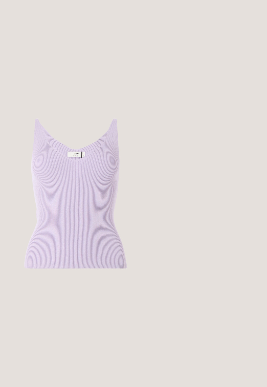 Lila gerippte ärmellose Bluse mit V-Ausschnitt und figurbetonter Passform. Das Material wirkt weich und hat vertikale Texturdetails. Markenlabel sichtbar.; Dunkelbraune Strickshorts mit geripptem Bund, vorderen Kordeln und weißen Seitenstreifen mit kleinem Adidas-Logo am rechten Bein.; Schwarze Lederfliplatschen mit einer goldfarbenen dekorativen Schnalle, die auf strukturiertem Pflaster nahe einer gefliesten Wand im Außenbereich liegen.; Hellblauer Designer-Schal mit wiederholtem weißem "MK"-Logo-Muster und gestreiften Enden, flach auf weißem Hintergrund dargestellt.; Kleine hellbraune gewebte Handtasche mit geschwungener Form, schwarzem verstellbarem Lederträger und silbernem Reißverschluss.; Paar glänzende goldfarbene Creolen mit verschlungenem, verdrehtem Design auf schlichten weißem Hintergrund.