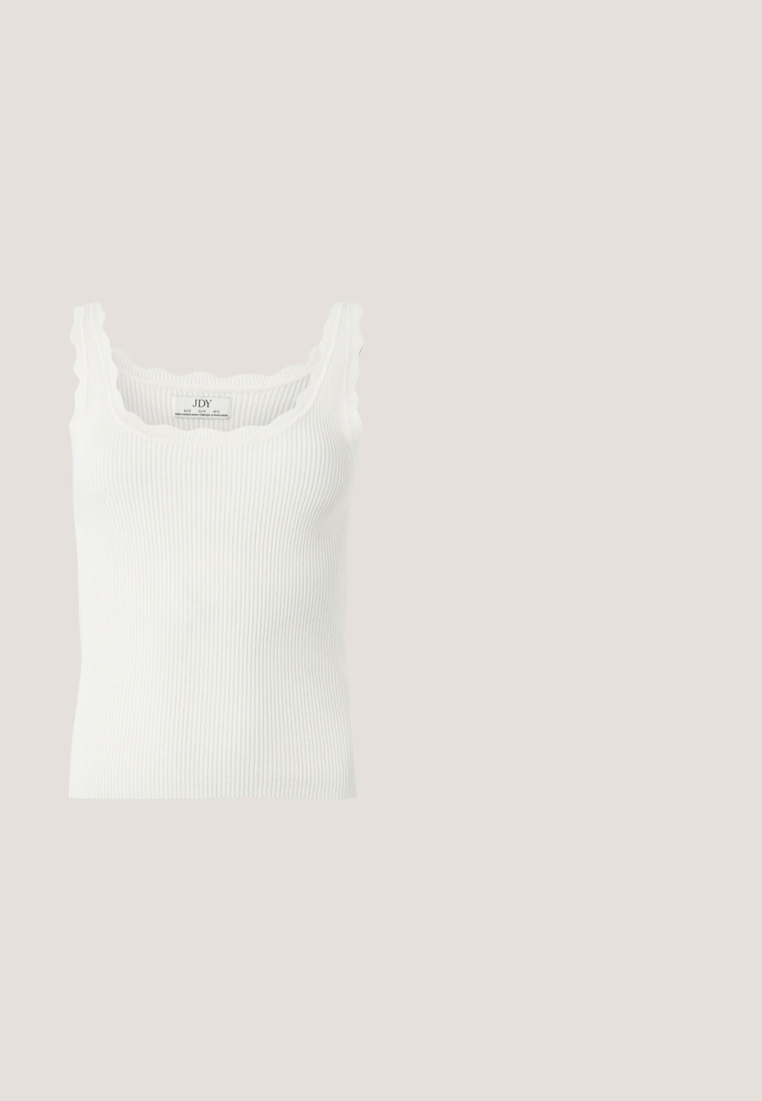 Hvid ribstrikket tanktop med bølget firkantet udskæring og skulderstropper, ærmeløs, tætsiddende model.; Lyseblå vidbenede jeans lavet af denim. Har et klassisk fem-lommer design, knaplukning og slidte områder for et vintage look.; Sorte lædersandaler med et snorede design, åben tå og ankelspænde. Har en lav blokhæl og glat, mat overflade.; Sorte cat-eye solbriller med mat finish, der har grå tonede linser, skarpe vinkler og slanke sidearme. Mærkenavnet er synligt på den indre arm.; Sort håndtaske i laklæder med en buet form, tynd skulderrem og en guldkæde som dekorativ detalje foran. Glat tekstur, minimalistisk design.; Sæt af gyldne øreringe, der indeholder forskellige former: små hoops, chunky halvmåner og kæde-accenter. Glatte og teksturerede overflader.