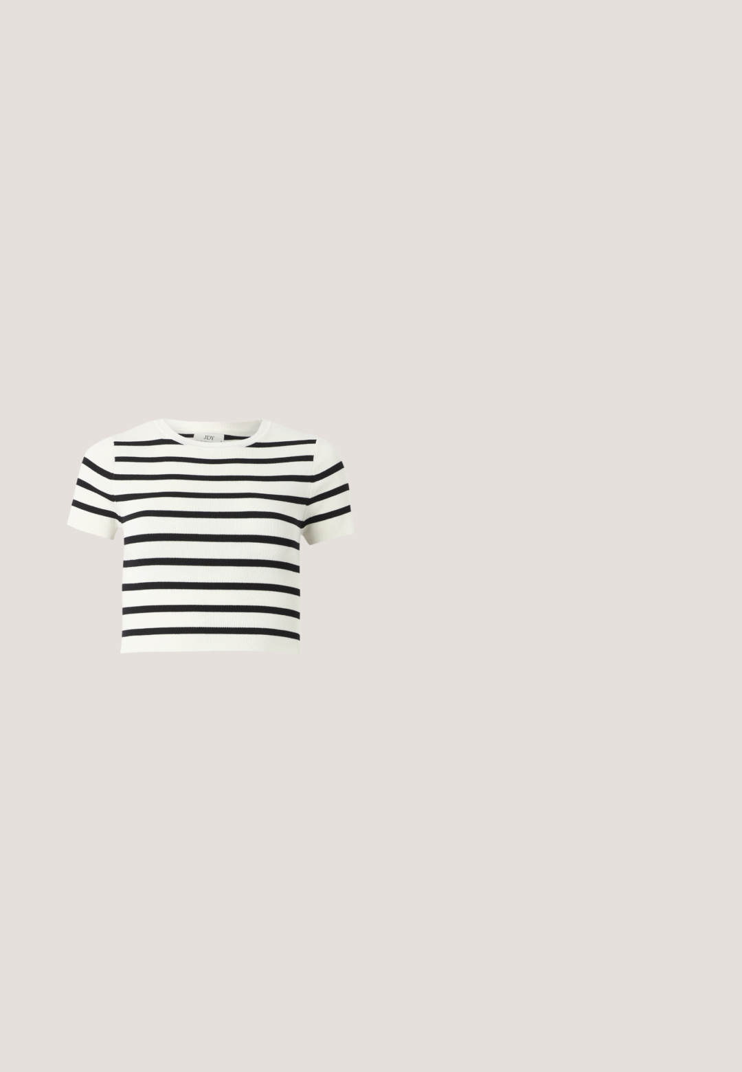 Biely krátky top s krátkym rukávom, horizontálnymi čiernymi pruhmi a okrúhlym výstrihom.; Slim-fit sivé prané džínsové nohavice so zapínaním na gombík vpredu, zipsom, piatimi vreckami a surovými lemami na členkoch.; Čierna nízka plátenná teniska s bielou platformovou podrážkou z gumy, čiernymi šnúrkami a kovovými očkami na bielom pozadí.; Čierne slnečné okuliare v štýle mačacích očí s tmavošedými sklami, elegantným plastovým rámom, špicatými rohmi a rovnými stranami. Bez viditeľného hardvéru alebo akcentov.; Čierna kožená kabelka s trojuholníkovým tvarom, šikmým klopou a zaoblenou rukoväťou. Má hladkú textúru a minimalistické dizajnové detaily.; Strieborné kruhové náušnice s minimalistickým dizajnom. Cirkulárny tvar, hladký povrch a tenký profil. Ľahké s lesklým povrchom.