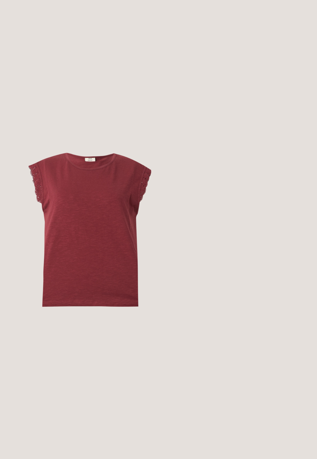 Bordeauxkleurig T-shirt met korte mouwen, ronde halslijn en kanten rand langs mouwzomen, plat gelegd op een lichte achtergrond.; Olijfgroene flared jeans van katoen, met een hoge taille, vijf-pocket ontwerp, metalen knop en stiksels langs de naden.; Bordeaux patentleren hoge hakpumps met een spitse neus, enkelbandje en chunky hak. Glad textuur en slank ontwerp.; Dieprode lederen handtas met een halve-maansvorm, een ritssluiting en een afneembare riem. Gladde textuur met een subtiele glans.; Set middelgrote gepolijste gouden oorringen met dunne draaduiteinden op een eenvoudige witte achtergrond.; Leren riem met luipaardprint in het midden, zwarte randen, koperen studs en een antiek koperen gesp, opgerold op een witte achtergrond.
