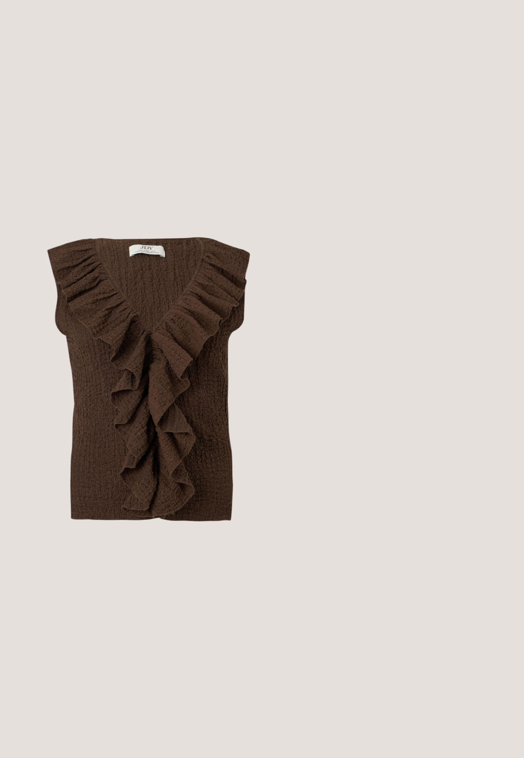 Top sin mangas de textura marrón oscuro con escote en V profundo y detalles de volantes a lo largo del cuello y el centro frontal.; Pantalones negros ajustados con ligero vuelo, cremallera frontal y presillas para cinturón, mostrados extendidos sobre un fondo blanco.; Tacón slingback de charol marrón con punta afilada, correas ajustables y hebillas decorativas en la parte frontal. Altura del tacón de 3 pulgadas.; Gafas de sol redondas con tinte marrón y un marco burdeos brillante. Patillas delgadas con un sutil detalle de marca. Diseño de lentes planos.; Bolso de mano de cuero marrón con un diseño fruncido, correa de cadena dorada y un acabado suave y texturizado. Forma compacta adecuada para uso nocturno.; Paare de pendientes brillantes de color marrón en forma de lágrima con sutiles patrones más oscuros sobre un fondo blanco.