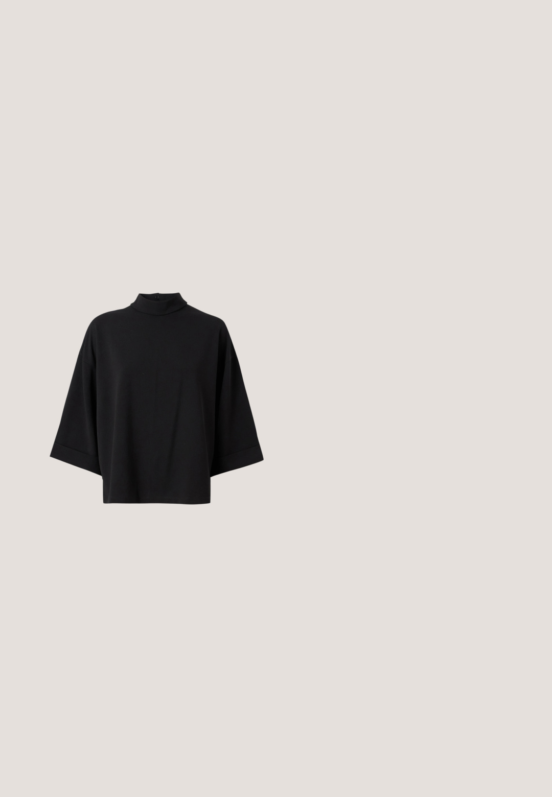 JDY JDYGEGGO - Blouse - black; Zwarte uitlopende broek van soepel materiaal; heeft een vlakke voorkant zonder zakken en een getailleerde pasvorm die naar de zoom toe smaller wordt.; Zwarte leren schoenen met lage hak en een spits toelopende neus, voorzien van een decoratieve gesp en een gestructureerde afwerking op het bovenwerk en een gladde hak.; Zwarte cat-eye zonnebril met een matte afwerking, voorzien van grijs getinte glazen, scherpe hoeken en slanke zijarmen. Merkennaam zichtbaar op de binnenarm.; Zwarte hobo tas van soepel leer met een gebogen silhouet, voorzien van een enkele verstelbare schouderriem en minimalistische ontwerpdetails.; Zilveren hoepel oorbellen met een golvende, onregelmatige textuur. Kenmerken een dunne, ronde vorm en een reflecterende afwerking.
