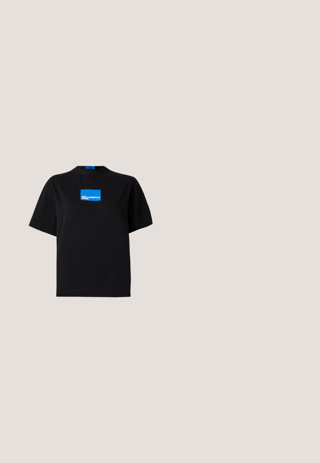 Sort bomulds T-shirt med rund halsudskæring, der har et blåt rektangulært grafisk logo med teksten "KARL LAGERFELD JEANS" på forsiden.; Mørkeblå denimjeans med høj talje, tapered ben og knaplukning. Har subtil falmning og ingen synlige mønstre eller udsmykninger.; Sort lædermule med spids tå og stilettohæl. Har et bredt bånd med sølvskrift detaljeret på siden. Glat overflade.; Store sorte oversized solbriller med geometrisk form, med mørke linser og en kontrasterende grå detalje på stellet. Logo på armen.; Kremet læder crossbody-taske med klap og et sølvfarvet katteformet håndtag, der buer over toppen, med en justerbar skulderrem.; Sølv metal hoop øreringe med et tekstureret design, der har en lille post bagpå og branding på en af øreringene. Rund form med en poleret overflade.