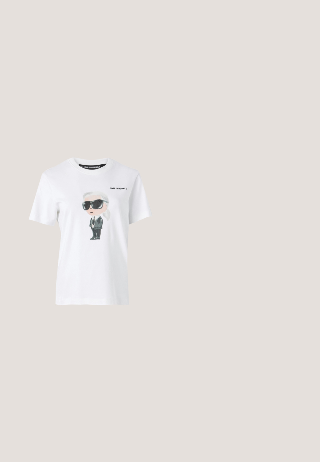 Witte katoenen t-shirt met een grafische illustratie van een personage in zwarte zonnebril en een pak. Het label zegt "KARL LAGERFELD."; Blauwe spijkerbroek met een hoge taille en uitlopende pijpen, voorzien van vijf zakken en een knoopsluiting. De stof heeft een licht vervaagde afwerking.; Zwart leren enkelboot met een spitse neus, een chunky hak en een brede band met een ronde zilveren gesp aan de zijkant. Glad textuur.; Zwarte oversized zonnebril met een geometrische vorm, voorzien van donkere glazen en een contrasterend grijs detail op het montuur. Logo op de arm.; Zwarte leren bucketbag met koordsluiting aan de bovenkant en wit "cK" logo aan de voorkant, met een verstelbare schouderband.; Zilveren metalen hoepel oorbellen met een gestructureerd ontwerp, voorzien van een kleine post achter en branding op een van de hoepels. Ronde vorm met een gepolijste afwerking.