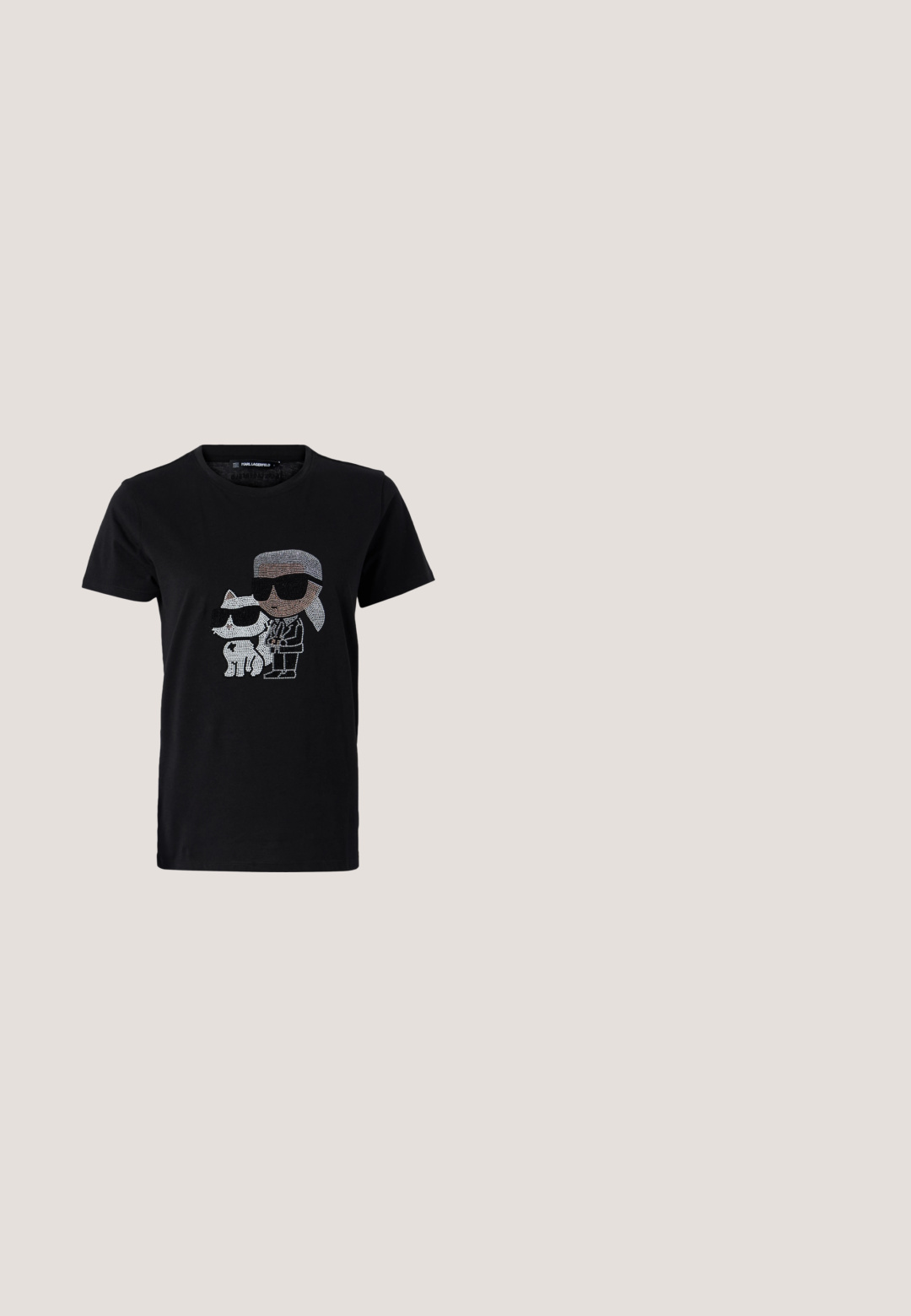 Schwarzes Baumwoll-T-Shirt mit einem Strassmotiv von einer Person und einer weißen Katze, die beide eine Sonnenbrille tragen. Runder Ausschnitt und kurze Ärmel.; Denimrock in hellblau, knielang, mit zwei Vordertaschen, gesteppten Paneelen und einem ausgefransten Saum. Strukturierter Stoff mit sichtbaren Nähten.; Schwarze Leder-Stiefelette mit spitzer Zehe, klobigem Absatz und einem breiten Riemen mit einer kreisförmigen silbernen Schnalle an der Seite. Glatte Textur.; Schwarze Sonnenbrille mit einem schlanken, kantigen Design, dunklen Gläsern und einem kontrastierenden silbernen Logo an der Seite. Glatte Kunststoffoberfläche.; Schwarze Leder-Bucket-Bag mit Kordelzugverschluss oben und weißem "cK" Logo auf der Vorderseite, mit verstellbarem Schulterriemen.; Drei Paar silberne Ohrringe: kurze Stecker mit klaren Steinen, herzförmige Anhänger und große Creolen mit einer strukturierten Oberfläche.