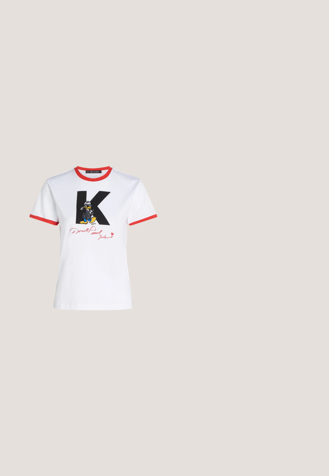 Weißes Baumwoll-T-Shirt mit rotem Ausschnitt und Saum an den Ärmeln. Mit einem schwarzen 'K' und einer Donald-Duck-Grafik, die mit einer roten Unterschrift versehen ist.; Dunkelblaue Jeans-Kniebundshorts mit aufgesetzten Taschen vorne, doppeltem Knopfverschluss und sichtbaren Nähten.; Schwarzer Lederloafer mit goldener Schnallenriemen, dicker Sohle, schwebend über beigem Teppich mit braunem Holztisch im Hintergrund.; Schwarze achteckige Sonnenbrille mit grauen Verlaufslinsen. Verfügt über strukturierte schwarze Bügel und ein goldenes Logo an der Seite.; Schwarze glänzende Handtasche mit oberen Griffen, einem Schulterriemen, goldfarbenem Reißverschluss und einem goldfarbenen dekorativen Logo vorne.; Silbernes Gliederarmband mit einem kleinen, rechteckigen Anhänger, besetzt mit klaren Kristallen, und einem dreieckigen Anhänger nahe dem Verschluss.