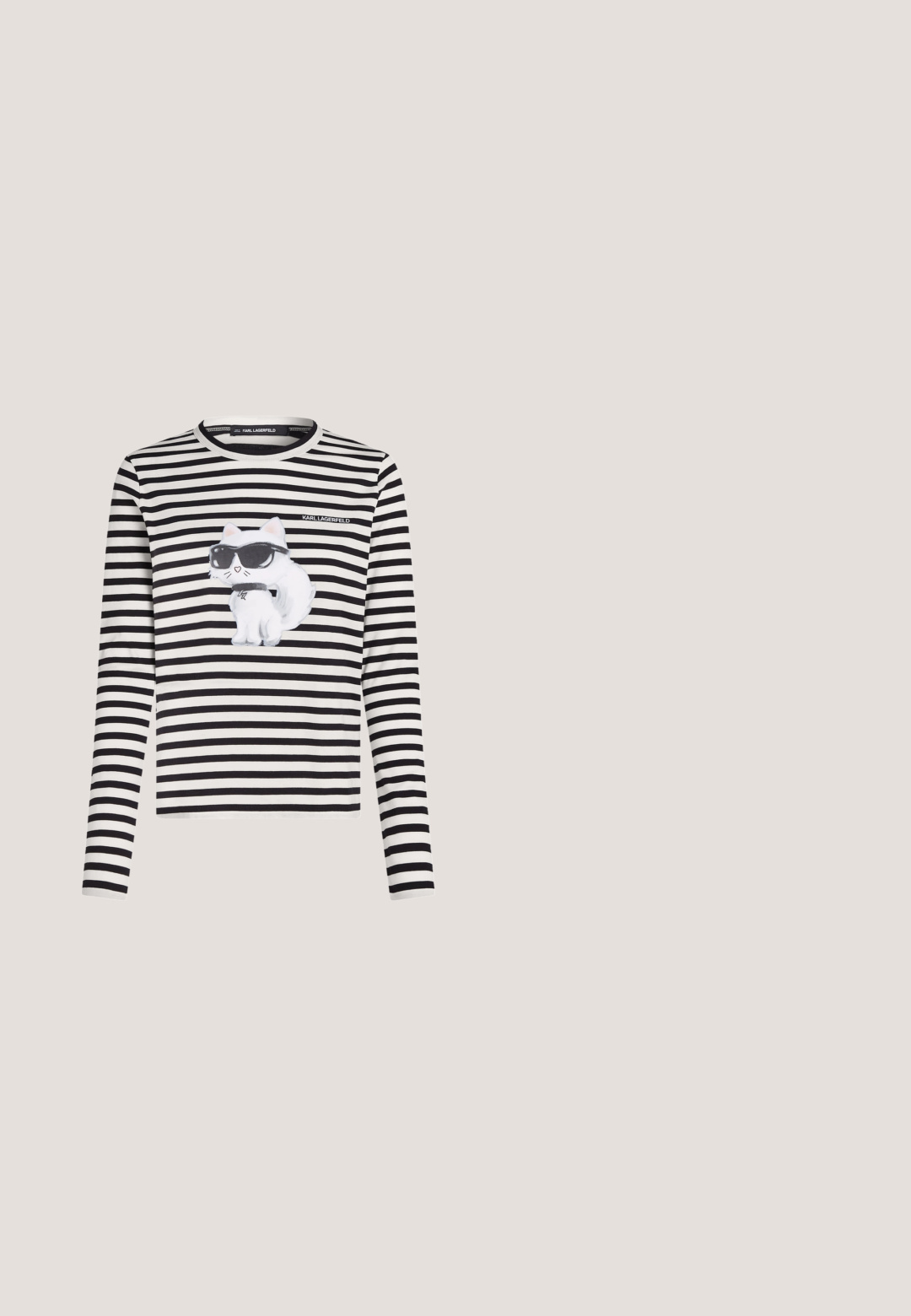 Schwarz-weiß gestreiftes Langarmshirt mit einer Grafik einer weißen Katze, die schwarze Sonnenbrillen trägt, und dem Schriftzug KARL LAGERFELD auf der Brust.; Schwarze Cargo-Hose mit entspannter Passform, die mehrere seitliche Taschen, einen elastischen Bund und verstellbare Kordeln am Saum aufweist.; Schwarzer High-Heel-Schuh mit spitzer Zehe und goldem Logo, auf einer reflektierenden Oberfläche nahe einem verchromten Draht-Organizer mit Dokumenten positioniert.; Schwarze Sonnenbrille mit quadratischer Form und grauen Verlaufsgläsern. Die Kunststoffrahmen haben kantige Akzente, und das Bügeldisplay zeigt ein Logodetail.; Schwarze, trapezförmige Schultertasche mit Klappe, geprägt Logo auf der Vorderseite und einem einzelnen dünnen Riemen, der mit silbernen Ringen befestigt ist.; Silbernes Armreif-Armband mit überlappenden Bändern, Strass-Akzenten und kleinen runden Zierdetails, auf schlichtem weißen Hintergrund dargestellt.