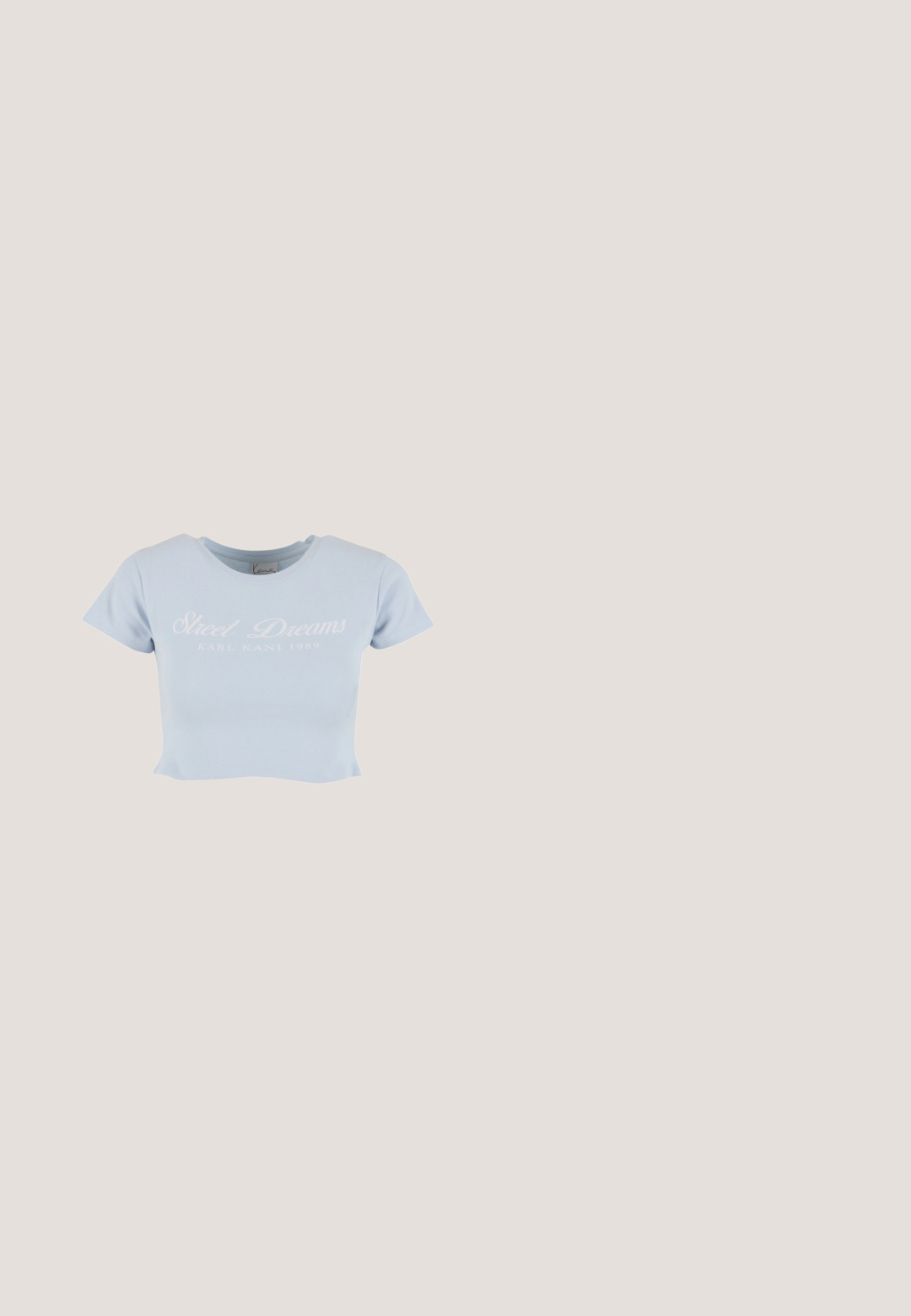 Lyseblå cropped t-shirt lavet af blødt stof. Har rund halsudskæring og korte ærmer. Teksten "Street Dreams" i hvidt er trykt på fronten.; Lysblå denim bredbukser med høj talje, der har fem lommer, knaplukning og subtile falmninger for en slidt effekt.; Lave hvide sneakers med snørebånd foran, perforerede detaljer på tå og side samt tyk gummisål.; Et par rektangulære solbriller med lyseblå gennemsigtige stel og mørkegrå linser, der har lige templer og minimale hardware detaljer.; Sort lakeret skuldertaske med en buet form, udsmykket med sølvhardware, dekorative spænder og en kort rem. Blå mærkat vedhæftet.; Delikat guldkæde med en lille blå sommerfuglevedhæng med sorte og hvide vingedetaljer.