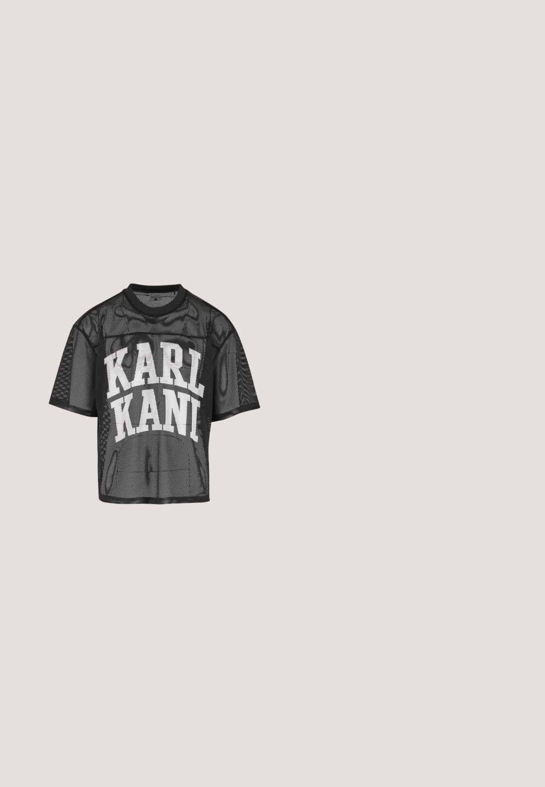 Schwarzes, kurzärmeliges Mesh-T-Shirt mit großem weißen "KARL KANI" Schriftzug auf der Brust.; Schwarze Jeans mit weitem Beinschnitt und glänzender, silberner Oberfläche, ausgestattet mit vier Taschen und sichtbaren Nähten. Die Textur zeigt einen gebürsteten, metallischen Effekt.; Schwarze Sportschuhe mit Mesh- und Gummielementen. Kombiniert mit hellgrauen weiten Jeans und einem karierten grünen Oberteil. Flacher Hintergrund.; Schmale, rechteckige, dunkel getönte Sonnenbrille mit klaren Kunststoffscharnieren und dünnen beigen Bügeln, die an den Enden gebogen sind.; Silberne Halskette mit zwei Strängen: einem aus verknüpftem Metall und einem aus weißen Perlen, die ein strukturiertes, geschichtetes Design präsentiert.; Schwarzes Leder-Harness mit verstellbaren Riemen, ausgestattet mit silbernen Metallringen und Nieten. Das Design umfasst einen zentralen Ring und einen Schnallenverschluss.