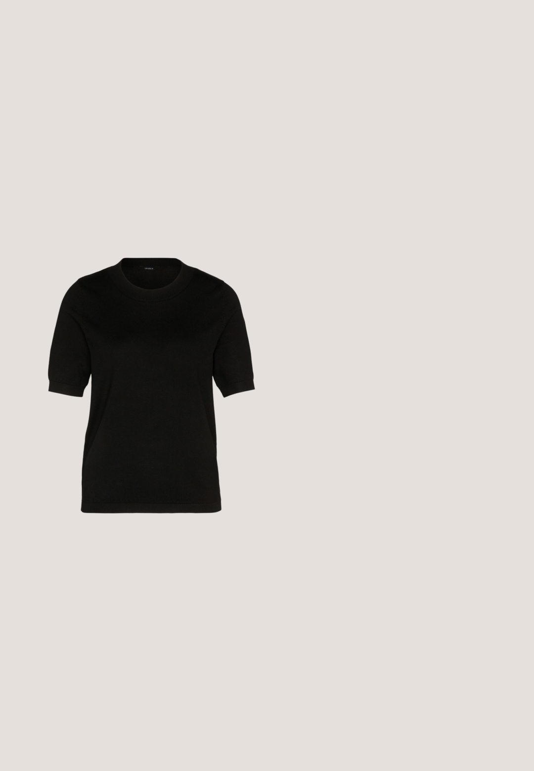 Sort kortærmet sweater med rund halsudskæring, glat strikstruktur og tætsiddende pasform, der har ribbede manchetter og kant for et rent udtryk.; Høj talje, vidde ben, hvide denimjeans med forreste knap- og lynlås-lukning, bæltestropper og lommedetaljer.; Sorte læder Mary Jane flade sko med en lille hæl, der har en rund tå og en sidelukning. Den strukturerede design forbedrer det visuelle indtryk.; Sorte og sølv solbriller med en oktagonal stel, gradient mørke linser og metalliske detaljer. Bøjlerne er slanke med en sort finish.; Sort læderhåndtaske med glat tekstur, struktureret form, dobbelte topbånd og minimalistisk design. Har diskrete sideaccenter.; Par mellemstore skinnende sølv hoops øreringe med tynde metal spænder på en lys neutral baggrund.