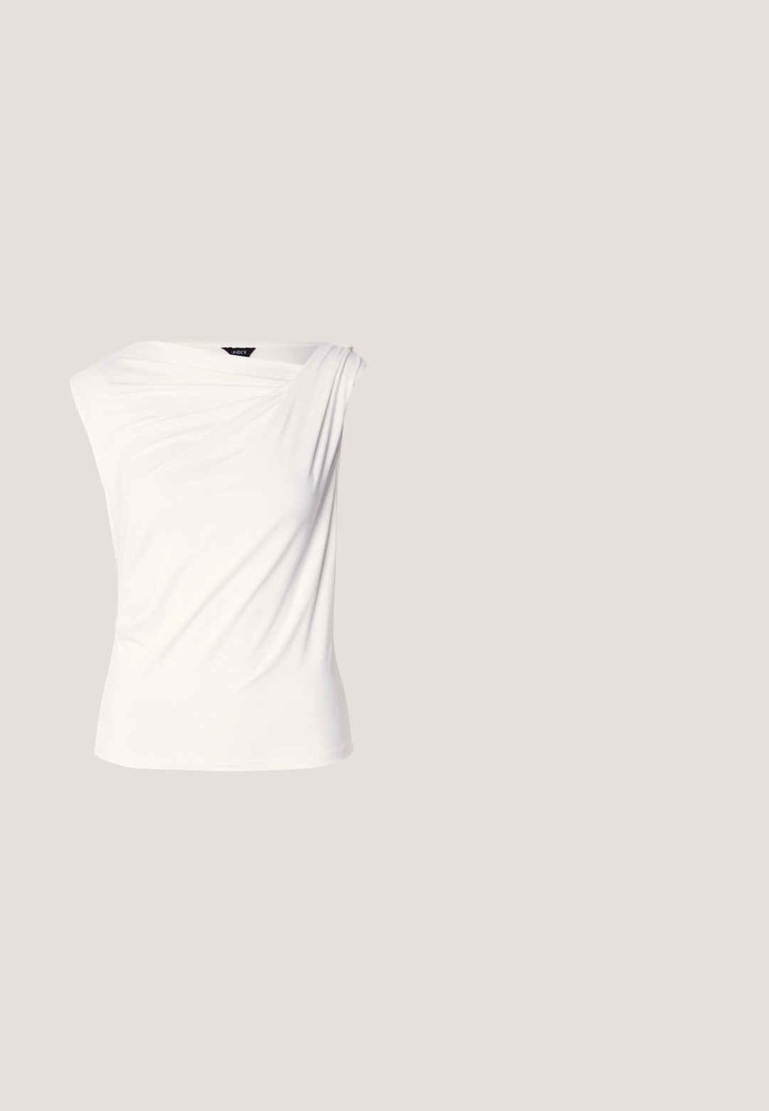 Haut drapé blanc avec design à une épaule, fait en tissu doux. Présente une texture subtile et une silhouette ajustée. Étiquette visible au niveau du col.; Pantalons beige ajustés avec des plis avant, une ceinture marron et une boucle ronde. Le tissu semble lisse avec une coupe droite.; Sandale à talon ouverte en cuir noir avec un logo doré sur la bride, flottant au-dessus d'une surface extérieure carrelée avec de la verdure en arrière-plan.; Lunettes de soleil oversize à monture œil de chat noire avec verres gris dégradés et accent doré sur les branches, sur fond blanc.; Sac à main en tissu beige avec garniture, poignées et bandoulière réglable en cuir noir, doté d'une ceinture en cuir noir avec boucle dorée à l'avant.; Collier délicat à double chaîne en or avec de petites perles blanches espacées régulièrement sur un fond clair uni.