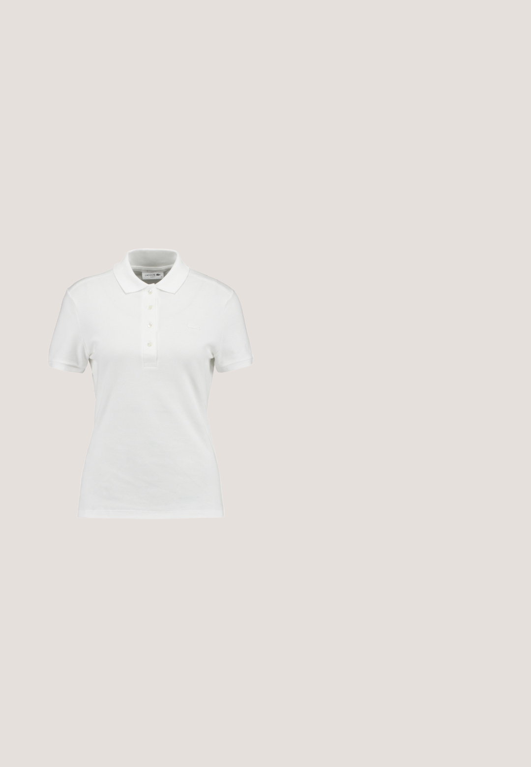 Witte polo met een gestructureerde katoenen stof, voorzien van een klassieke kraag, een knoopsluiting met drie knopen en een klein Lacoste-logo op de borst.; Zwarte rechtlopende jeans met knoopsluiting, voor- en achterzakken, en koperen klinknagels op een witte achtergrond.; Witte lage canvas sneaker met witte veters, zwarte strepen op de zool en een rubberen, getextureerde neuskap, zijaanzicht op een witte achtergrond.; Zwarte vierkante zonnebril met donker groene lenzen, uitgerust met gedurfde monturen en zilveren accenten aan de zijkanten. Gemaakt in Italië.; Grote zilveren creolen met een gepolijste metalen afwerking, met een glad, circulair ontwerp en een veilige sluiting.; Witte leren riem met een rechthoekige zilveren metalen sluiting en een pen, met een gladde textuur en een minimalistisch ontwerp.
