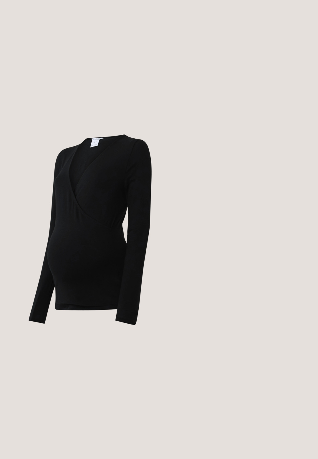 Sort langærmet top designet til graviditet, med en omslagsstil og strækbart stof for komfort over en voksende mave.; Mødrejeans i mørkegrå denim med en blød, grå elastisk livlinje for komfort. Slim fit design med standardlommer.; Sort patentlæder Mary Jane sko med to justerbare stropper, firkantet tå og en kraftig blokhæl. Glat, blank tekstur.; Skildpadde-solbriller med en tyk stel, gradientlinser og gyldne logo-accenter på stængerne. Firkantet form og blank overflade.; Mørk ruskindtaske med en rundet form, læderhåndtag og guldfarvede metaldetaljer. Har en aftagelig rem for alsidig bæring.; To brede, glatte, skinnende guldringe med afrundede kanter placeret side om side på en lys baggrund.
