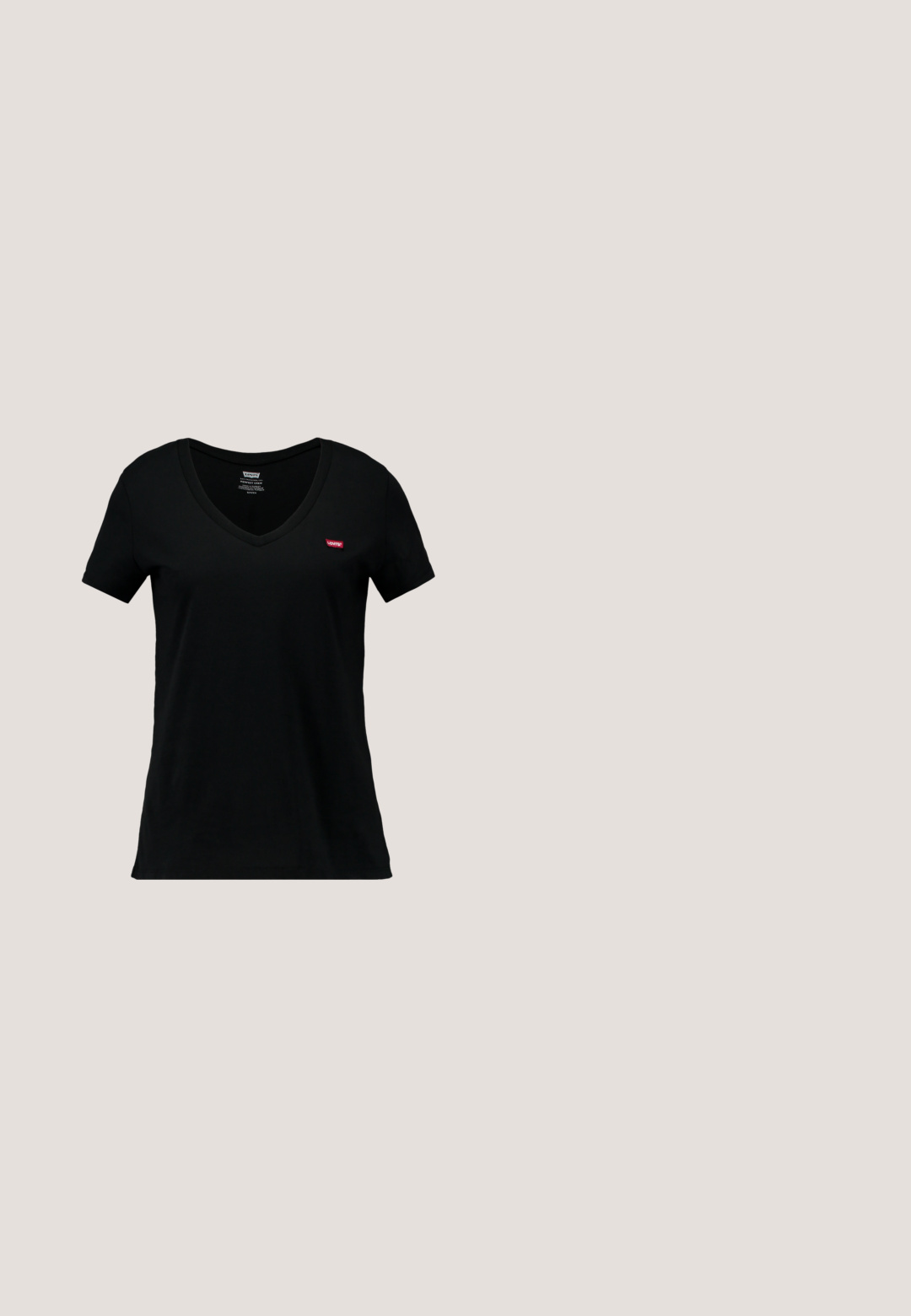 Schwarzes Baumwoll-V-Ausschnitt-T-Shirt mit kurzen Ärmeln, versehen mit einem kleinen roten Levi's-Logo auf der linken Brustseite und einer glatten Textur.; Schwarze High-Waist-Jeansshorts mit vorderer Knopfleiste, Gürtelschlaufen und zwei Vordertaschen auf weißem Hintergrund.; Schwarze High-Top-Sneaker mit weißen Gummisohlen und Schnürsenkeln. Verfügt über ein rundes Logo-Patch und kontrastierende weiße Nähte. Aus Canvas-Material.; Schwarze Cat-Eye-Sonnenbrille mit dunkelgrauen Gläsern, schlankem Kunststoffrahmen, spitzen Ecken und geraden Bügeln. Keine sichtbaren Befestigungen oder Akzente.; Silberne Creolen, kreisförmig, mit glatter, glänzender Oberfläche und gleichbleibender Breite. Minimalistisches Design ohne zusätzliche Akzente.; Schwarzer Leder Gürtel mit glatter Textur, ovaler silberner Metallschnalle und mehreren Einstelllöchern entlang des Riemens. Flaches, minimalistisches Design.