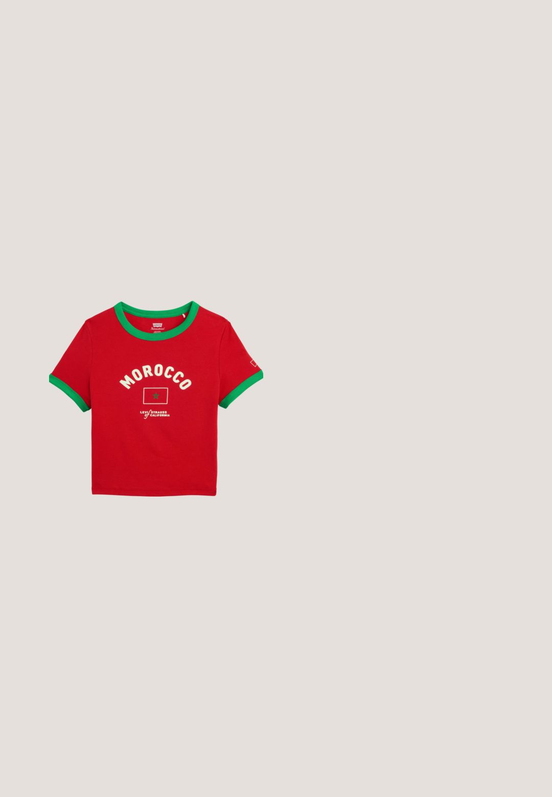 Rotes Kurzarm-T-Shirt mit grünem Kragen und Bündchen, Text "Morocco" und Flaggen-Grafik zentriert, Levi's-Logo darunter.; Schwarze weit geschnittene Hosen aus Baumwolle, mit einem Knopfverschluss, zwei frontalen Taschen und einer zusätzlichen seitlichen Tasche mit Schlaufen-Detail.; Schwarzer Slingback-Pumps aus Lackleder mit spitzer Zehenpartie, niedrigem Kitten-Heel und dekorativer, geknoteter Schleife vorne.; Schwarze ovale Sonnenbrille mit schlanken Bügeln und rot getönten Gläsern, die auf einer weißen Oberfläche liegt.; Schwarze rechteckige Schultertasche mit einem verstellbaren Riemen und einem oberen Reißverschluss vor einfachem Hintergrund.; Silberne Metallohrringe mit einem wellenförmigen, skulpturalen Design, das eine polierte Oberfläche und unregelmäßige Formen aufweist, die eine zeitgenössische Ästhetik betonen.