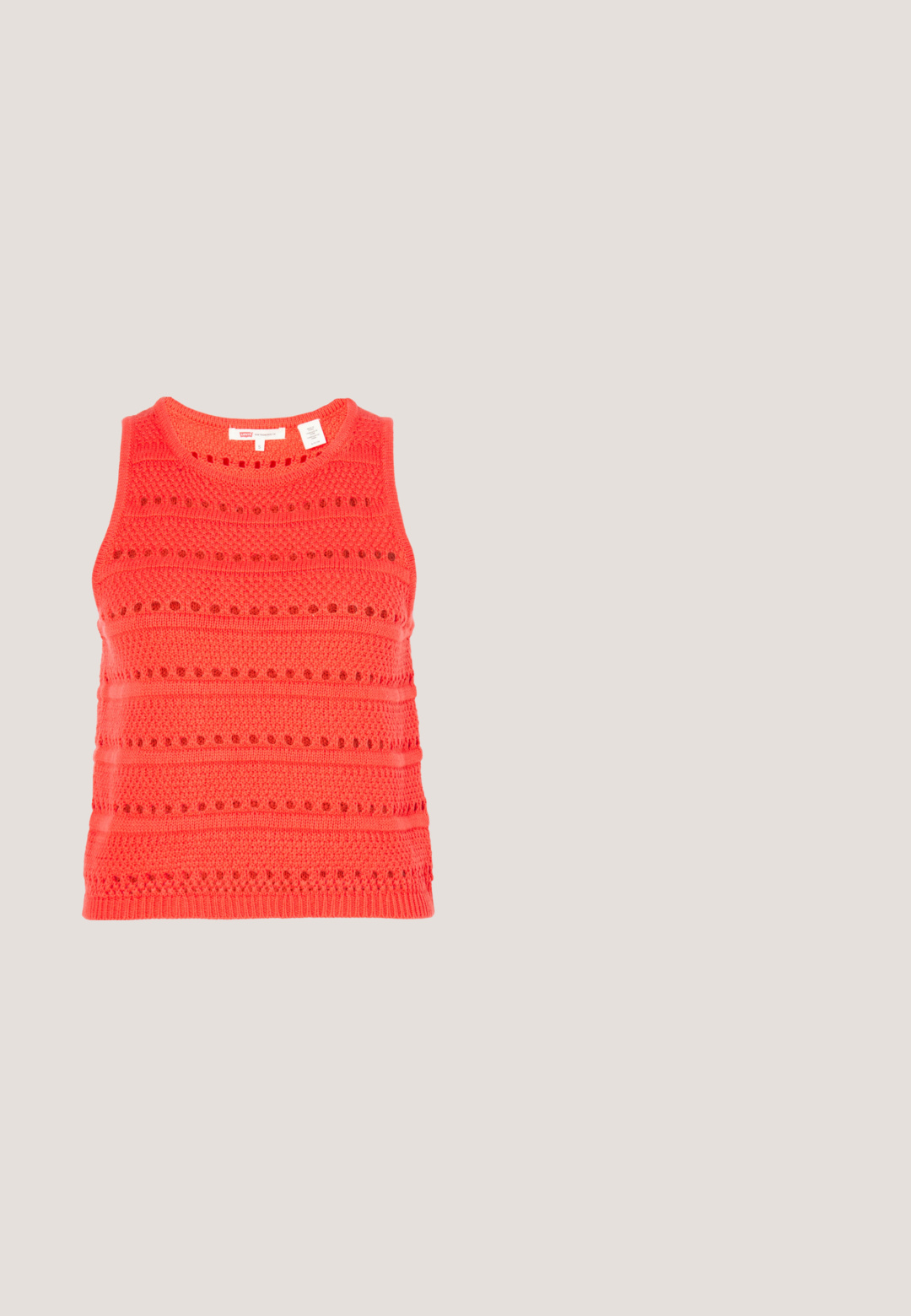 Koraalkleurige tanktop met een gestructureerd breipatroon, voorzien van horizontale strepen en opengewerkte details, ronde halslijn en mouwloos ontwerp.; Witte rechte jeans met hoge taille, knoopsluiting, voor- en achterzakken, en zichtbare koperen klinknagels op de hoeken van de zakken.; Witte leren cowboylaars met een spitse neus en een vierkante hak. Heeft ingewikkelde stikpatronen op de schacht en een soepele textuur.; Ronde zonnebrillen met metallic gouden monturen en donkergroene lenzen. De armen hebben een schildpadmotief voor extra detail.; Witte nepleren handtas met een gestructureerde driehoekige vorm, een enkele verstelbare schouderriem en een klep met ronde accenten.; Zilveren hoepeloorbellen, cirkelvormig, met een gladde glanzende textuur en een constante breedte. Minimalistisch ontwerp zonder extra accenten.