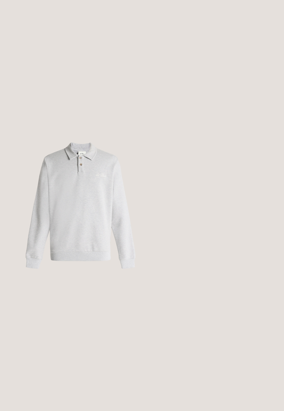 Polo à manches longues gris clair avec deux boutons, poignets et ourlet côtelés, et logo délicatement brodé sur la poitrine.; Pantalons ajustés gris clair fabriqués dans un tissu à la texture lisse. Présentent un motif à carreaux subtil, une taille plate et des jambes droites.; Mocassin en cuir noir avec mors en métal doré et logo "HUGO", présenté sur un tapis beige et un meuble translucide marron.; Lunettes de soleil rectangulaires noires avec des verres dégradés foncés et des branches fines, ornées d'un petit logo "BOSS" sur le côté.; Mallette en cuir noir avec double poignée, bandoulière amovible et fermeture éclair sur le dessus, sur un fond clair uni.; Ceinture en cuir noir enroulée avec une boucle noire mate rectangulaire et un logo embossé discret sur fond blanc.