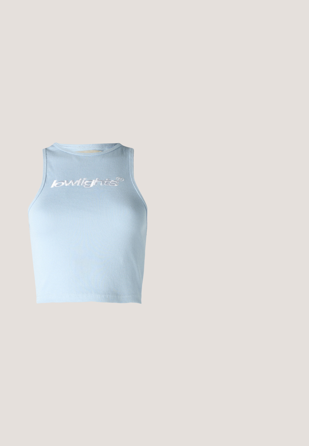 Débardeur court en bleu clair avec un col rond et sans manches. Présente un texte brodé blanc à l'avant.; Jean évasé bleu clair avec poches avant et arrière, fermeture à double bouton et coutures visibles sur toute la surface.; Baskets blanches épaisses avec une semelle épaisse et des accents décoratifs de papillons en 3D sur le côté, les lacets et le talon.; Une paire de lunettes de soleil rectangulaires avec des montures translucides bleu clair et des verres gris foncé, présentant des branches droites et des détails matériels minimaux.; Deux sacs Juicy Couture roses, un plus grand avec des lettres en cristal et une poignée, un plus petit avec des lettres blanches et une lanière de poignet, sur un fond gris.; Ceinture blanche cloutée avec boucle en métal argenté ornée d'accents floraux, embellie de multiples strass sur la sangle pour un détail supplémentaire.