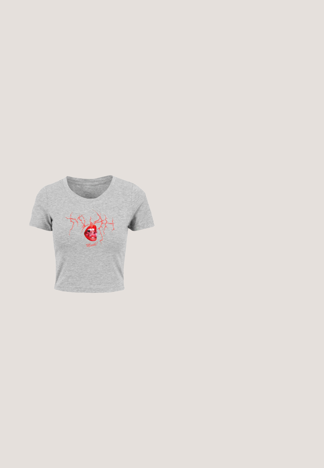 Grijs kortemouw crop top met een rood grafisch ontwerp van lippen en bliksemaccenten, textuurstof en een ronde halslijn.; Wijdvallende denim jeans in een vervaagde blauwe was, met vijf zakken, een knoopsluiting en subtiele slijtage details aan de voorkant.; Witte lage sneaker met veters aan de voorkant en geborduurde madeliefjespatronen op het stoffen bovenwerk en dikke rubberen zool.; Zwarte oversized pilotenzonnebril met donker getinte glazen, weergegeven op een witte achtergrond.; Zilveren metallic clutch bag met een gestructureerde afwerking, ritssluiting en afneembare ketting schouderband. Voorzien van een klein logo accent.; Zwarte faux leren riem met zilverkleurige studs in een golvend patroon, voorzien van een zilveren metalen gesp en een gestructureerde afwerking.
