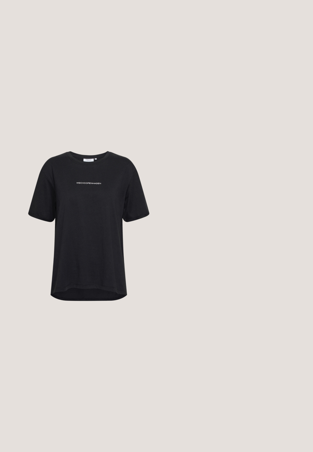 Camiseta de algodón negra con cuello redondo, mangas cortas y dobladillo recto. Presenta el texto blanco "MSCHCOPENHAGEN" en el frente.; Pantalones de pierna ancha negros hechos de una tela suave. Presenta un frente plano, lazos para cinturón y un dobladillo limpio sin bolsillos ni cierres visibles.; Sandalias de cuero negro con tiras cruzadas, hebilla ajustable en el tobillo, suela plana y diseño minimalista. Textura suave con acabado mate.; Gafas de sol negras en forma de ojo de gato con un acabado mate, que presentan lentes ahumados grises, ángulos pronunciados y brazos laterales elegantes. Nombre de la marca visible en el interior del brazo.; Bolso de piel negra con una forma estructurada, una textura suave y una sola correa para el hombro. Presenta un diseño de tapa sutil y redondeado.; Pendientes de aro en tono plateado con forma redonda y un acabado pulido. Ambos pendientes son del mismo tamaño y cuentan con un mecanismo de cierre seguro.