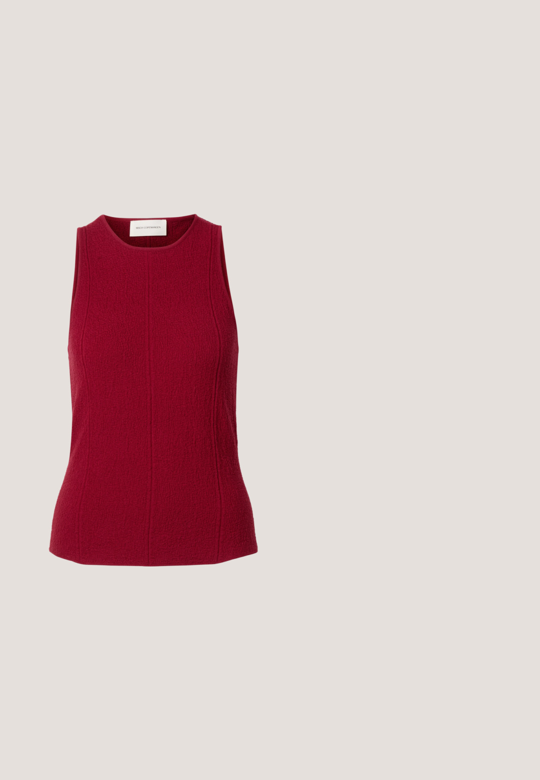 Mouwloos rood topje met textuur, ronde halslijn en aansluitende verticale naaddetails, weergegeven op een effen witte achtergrond.; Rechte broek in effen donker bordeaux met elastische tailleband, gemaakt van zachte stof.; Bordeaux gepatenteerd leren slingback pump met een spitse neus, hoge stilettohak en een strakke, gladde textuur. Verstelbare banddetail.; Rode oversized vierkante zonnebril met geleidelijke donkere glazen en gemêleerde pootjes op een witte achtergrond.; Bourgondische handtas van glanzend materiaal, rechthoekige vorm, met twee schouderbanden en subtiele gebogen accenten aan de voorkant.; Zilveren druppeloorbellen met gladde, ronde, reflecterende oppervlakken die hangen aan klapring-sluitingen. Achtergrond is puur wit.
