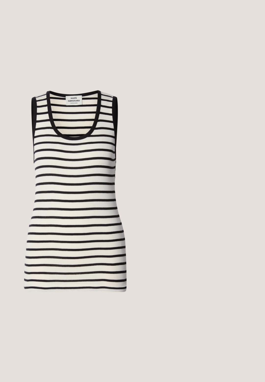 Débardeur sans manches avec des rayures horizontales noires et blanches, texture côtelée et encolure arrondie. Bordures noires sur les épaules et l'encolure.; Pantalons noirs amples avec une taille élastique et un cordon de serrage. Fabriqués dans un tissu léger avec une texture lisse et des jambes droites.; Tongs noires avec une semelle plate et des brides fines. Fabriquées en caoutchouc lisse, elles présentent un design minimaliste. Marque simple sur la semelle intérieure.; Lunettes de soleil cat-eye avec une monture noire mate et des verres sombres, comportant un logo "vogue" sur le côté et une forme angulaire distinctive.; Sac cabas noir texturé avec de larges poignées arrondies présentant le nom de la marque embossé "Samsøe Samsøe" sur fond neutre.; Paire de boucles d'oreilles anneaux en argent poli avec un design de barre incurvée superposée sur un fond clair uni.